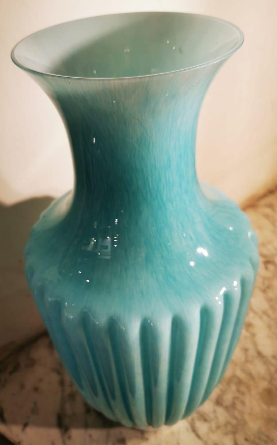 This blue vase realized by Ercole Barovier (1889-1974), original rare Murano glass vase.

Made in the 1980s, with hot processing inclusions, the famous Venetian brand of Barovier and Toso Murano.

Very good condition.

This object is shipped