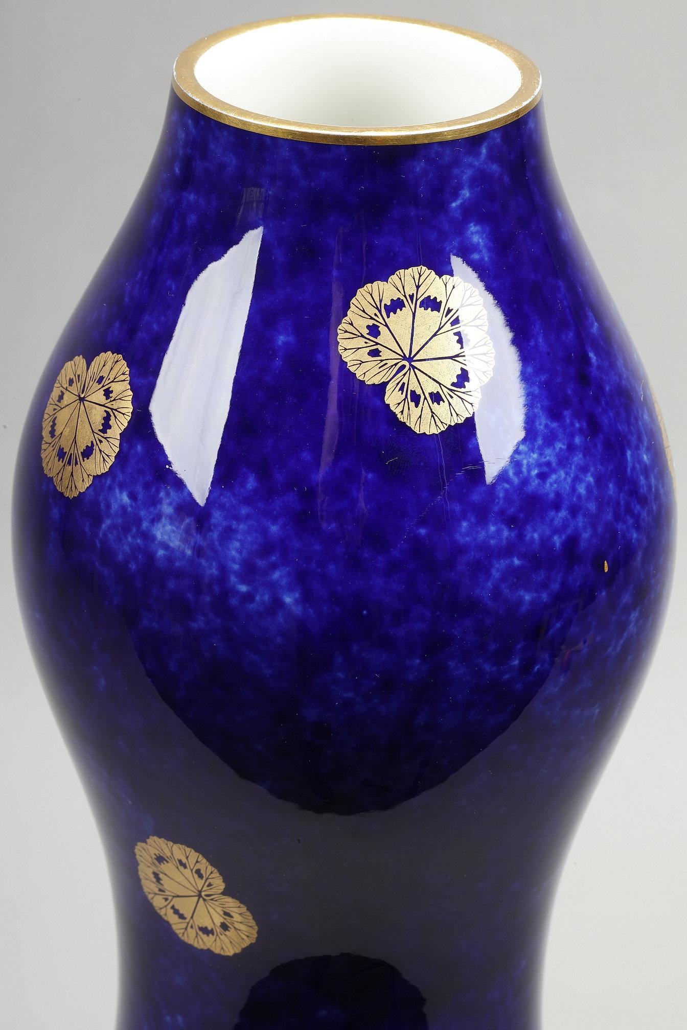 Blaue Vase aus der Sevres-Manufaktur im Angebot 4