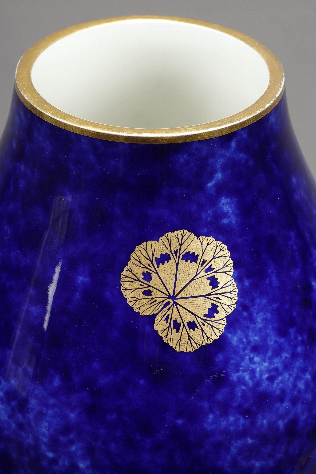Blaue Vase aus der Sevres-Manufaktur im Angebot 5