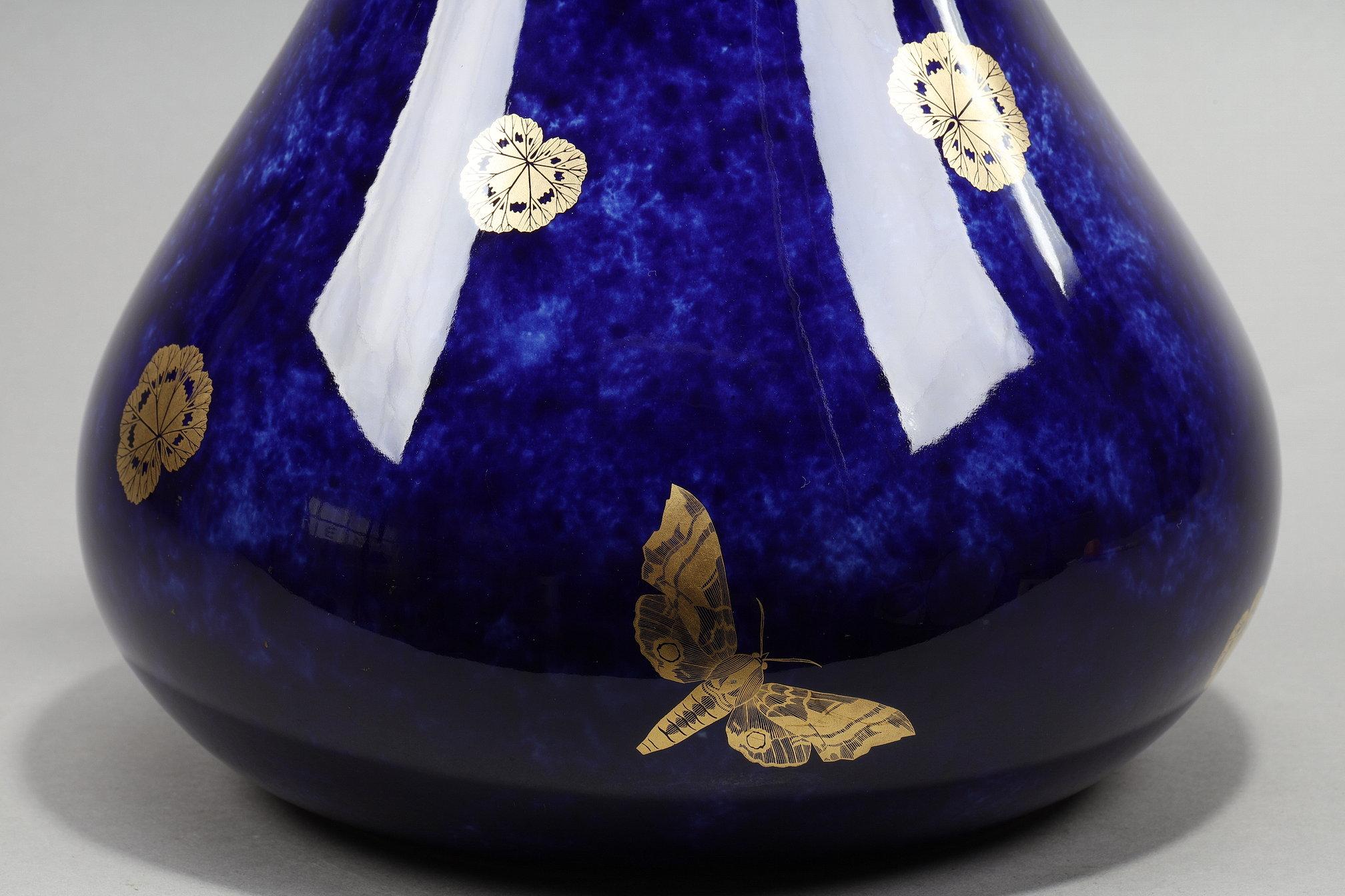 Blaue Vase aus der Sevres-Manufaktur im Angebot 11