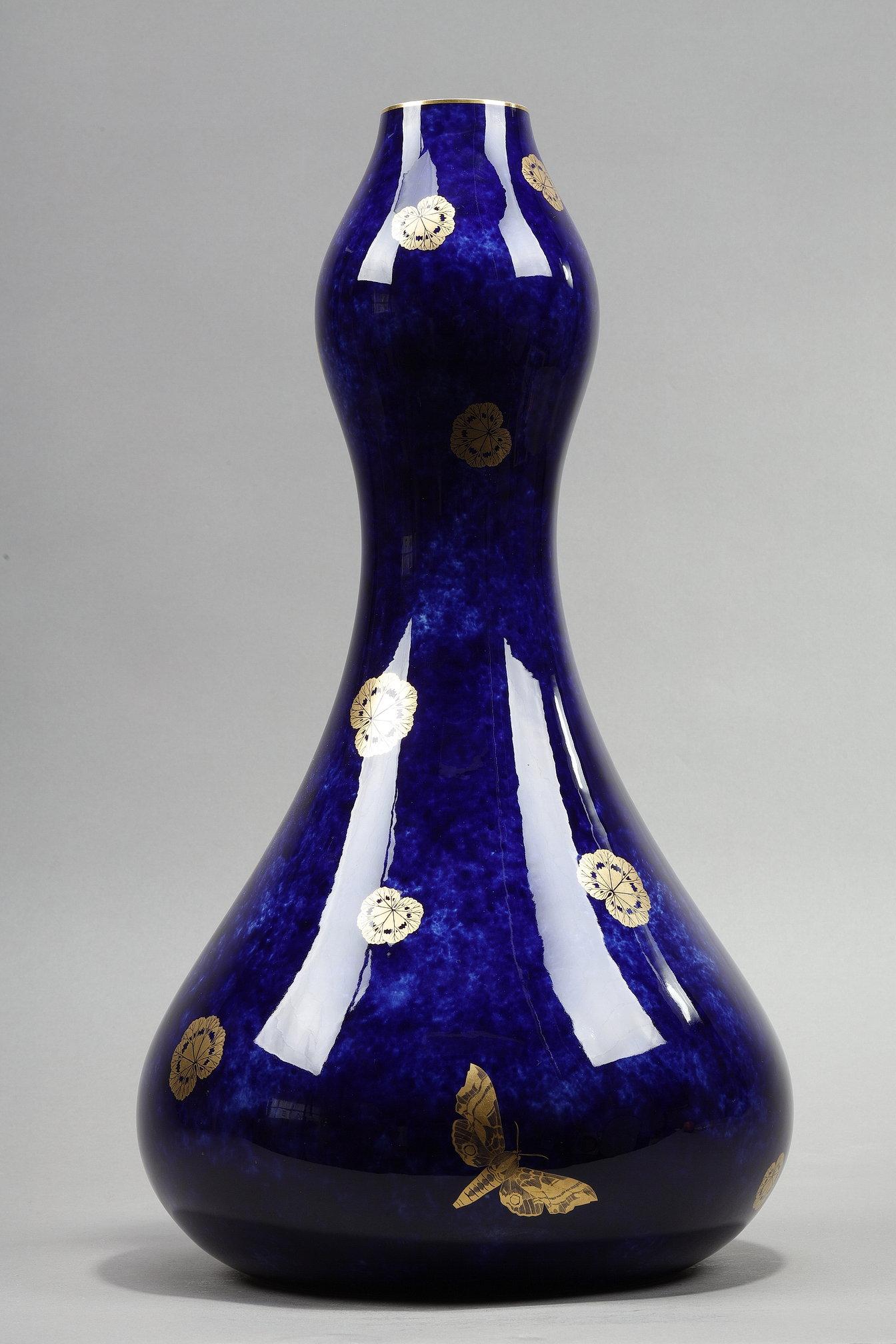 Blaue Vase aus der Sevres-Manufaktur (Französisch) im Angebot