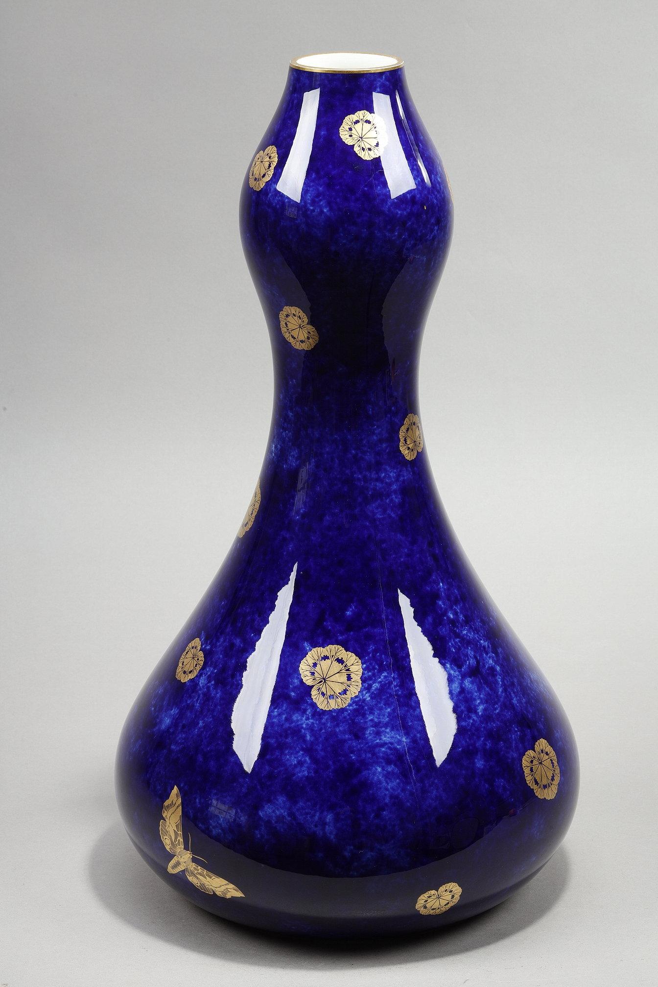 Blue vase from the Sevres Manufacture In Good Condition For Sale In Paris, FR