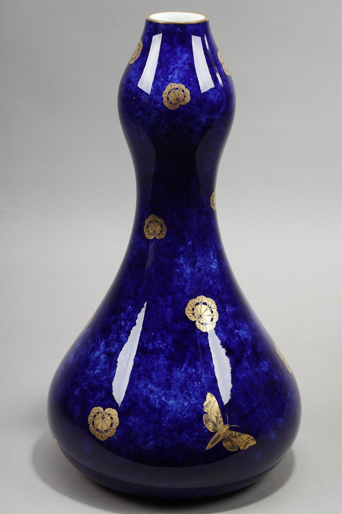 Blaue Vase aus der Sevres-Manufaktur (Frühes 20. Jahrhundert) im Angebot