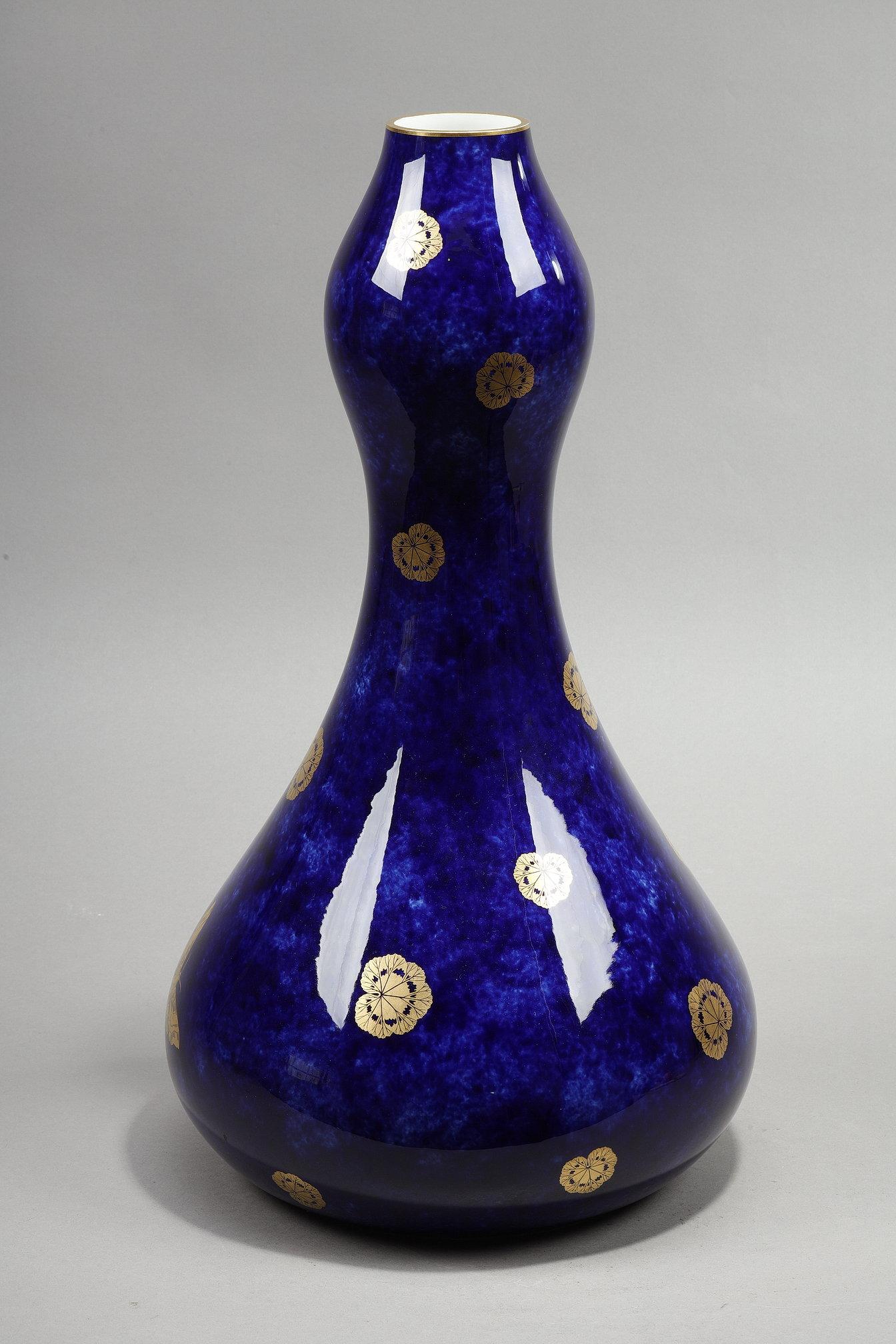 Blaue Vase aus der Sevres-Manufaktur (Porzellan) im Angebot