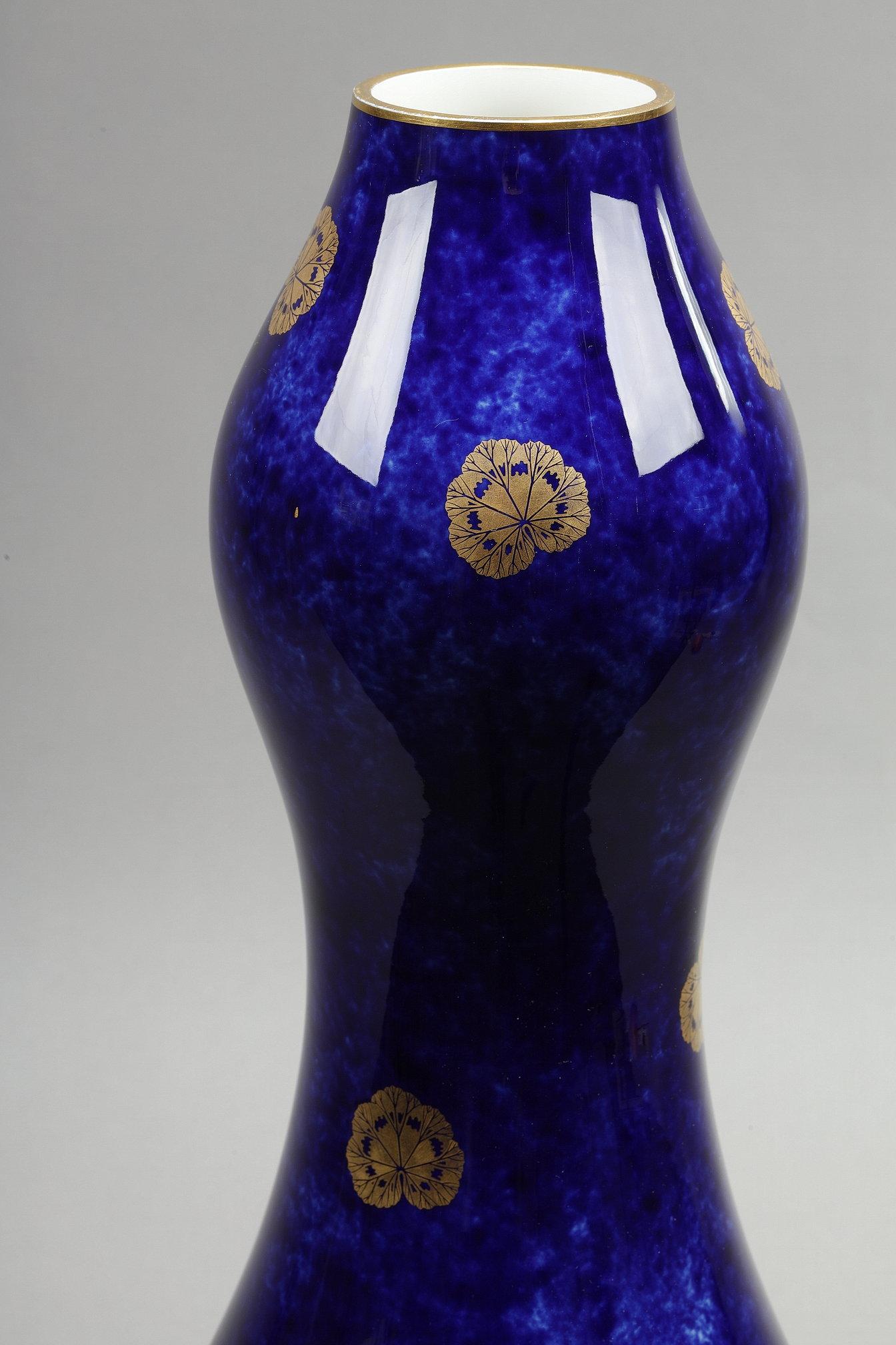 Blaue Vase aus der Sevres-Manufaktur im Angebot 2