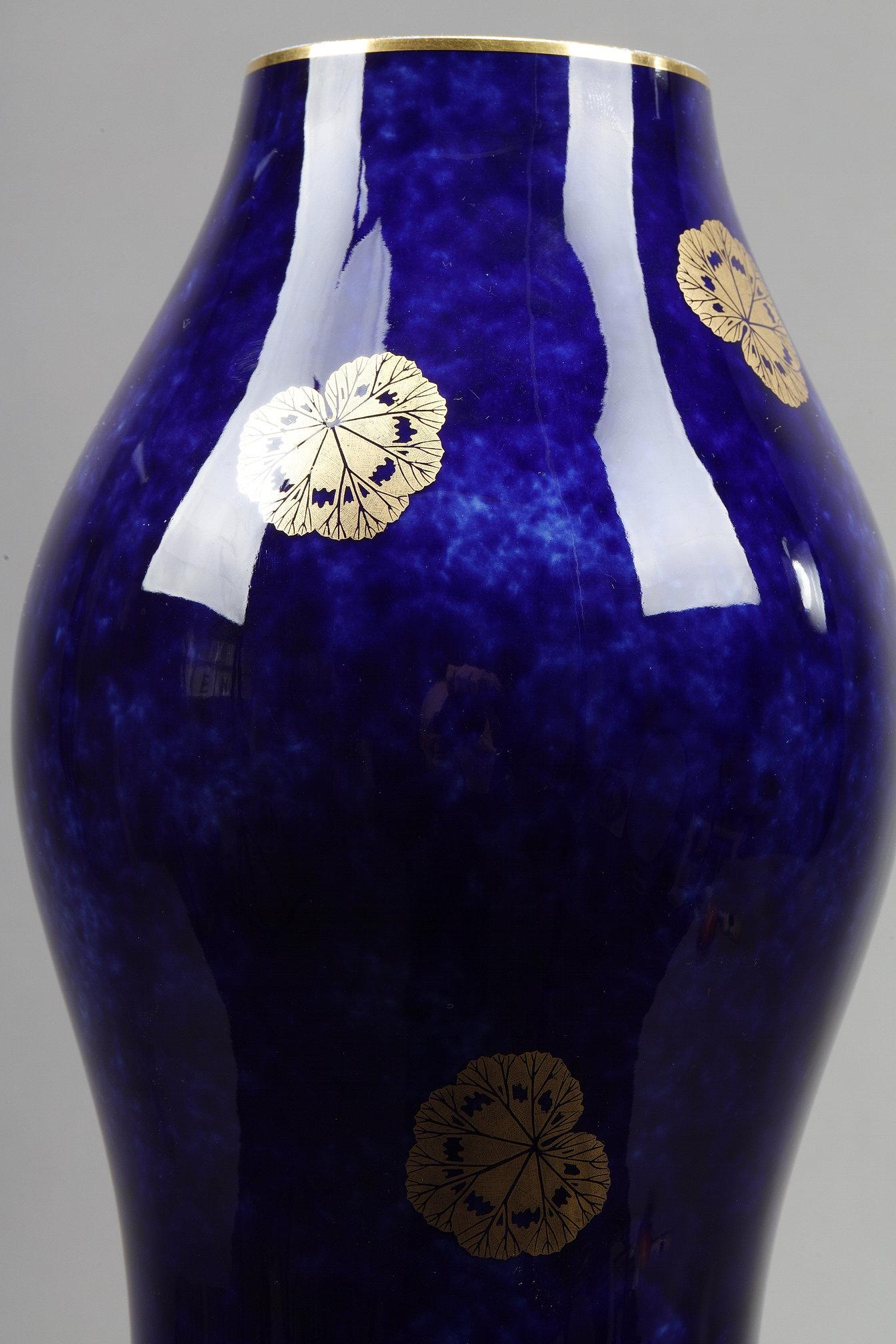 Blaue Vase aus der Sevres-Manufaktur im Angebot 3