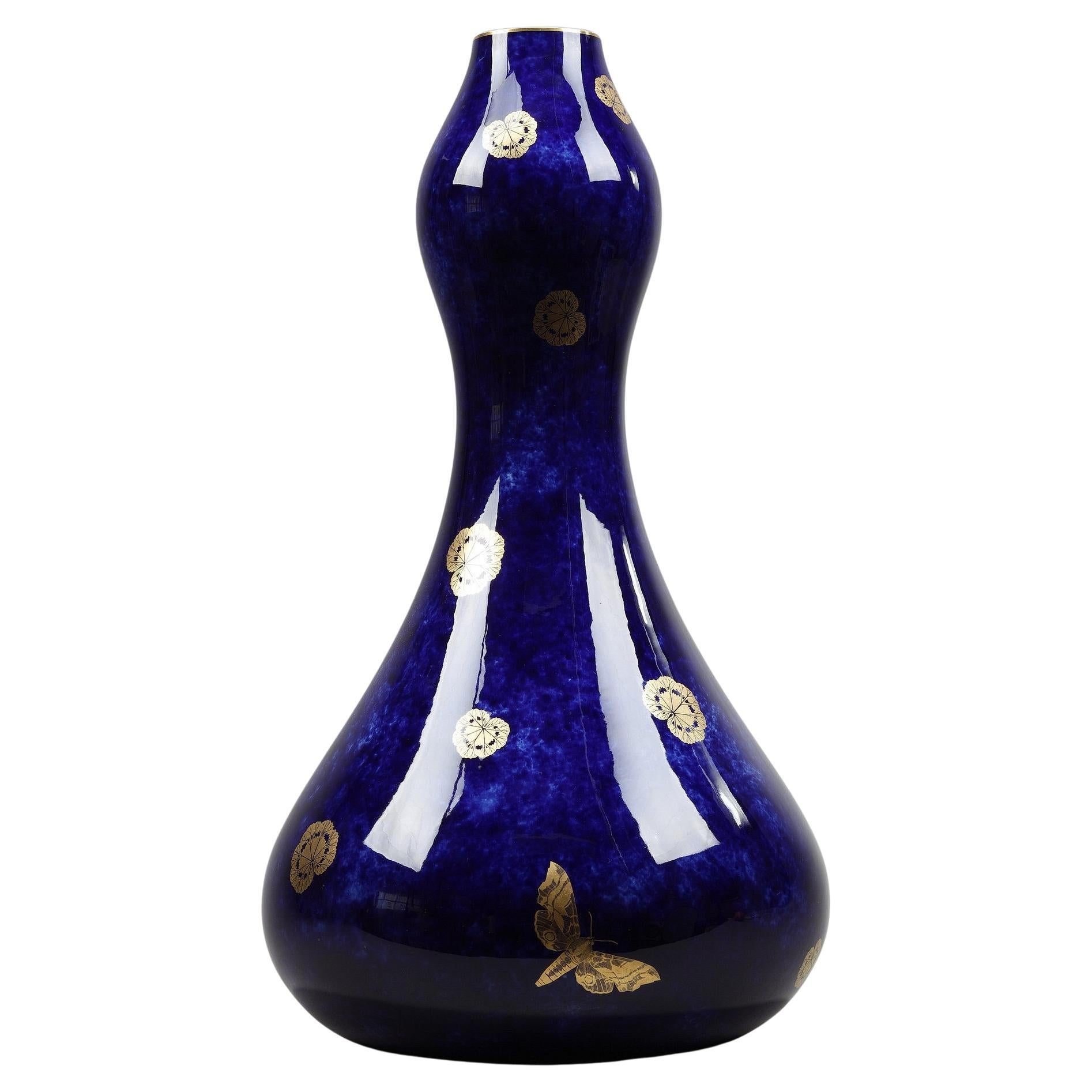 Blaue Vase aus der Sevres-Manufaktur im Angebot