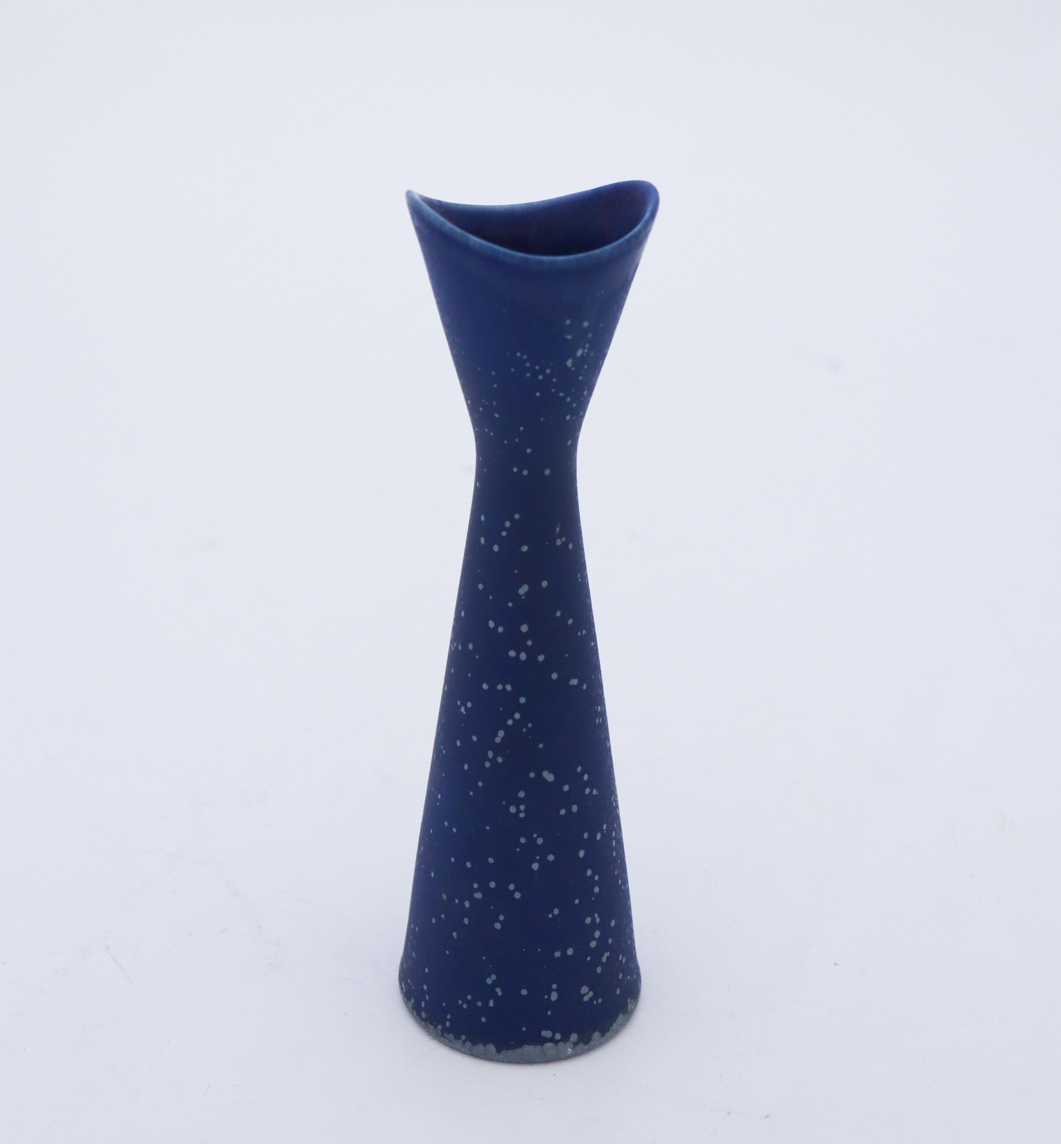 Un joli vase bleu conçu par Gunnar Nylund chez Nymölle au Danemark dans les années 1960, il mesure 17,5 cm (7) de haut. Il est en parfait état et marqué comme étant de qualité 1:st. 

Gunnar Nylund est né à Paris en 1904 de parents qui