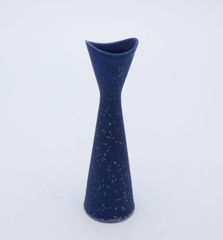 A lovely blue vase designed by Gunnar Nylund at Nymölle in Denmark in the 1960s, it´s 17.5 cm (7) high. It´s in mint condition and marked as 1:st quality. 

Gunnar Nylund was born in Paris 1904 with parents who worked as sculptors and designer so