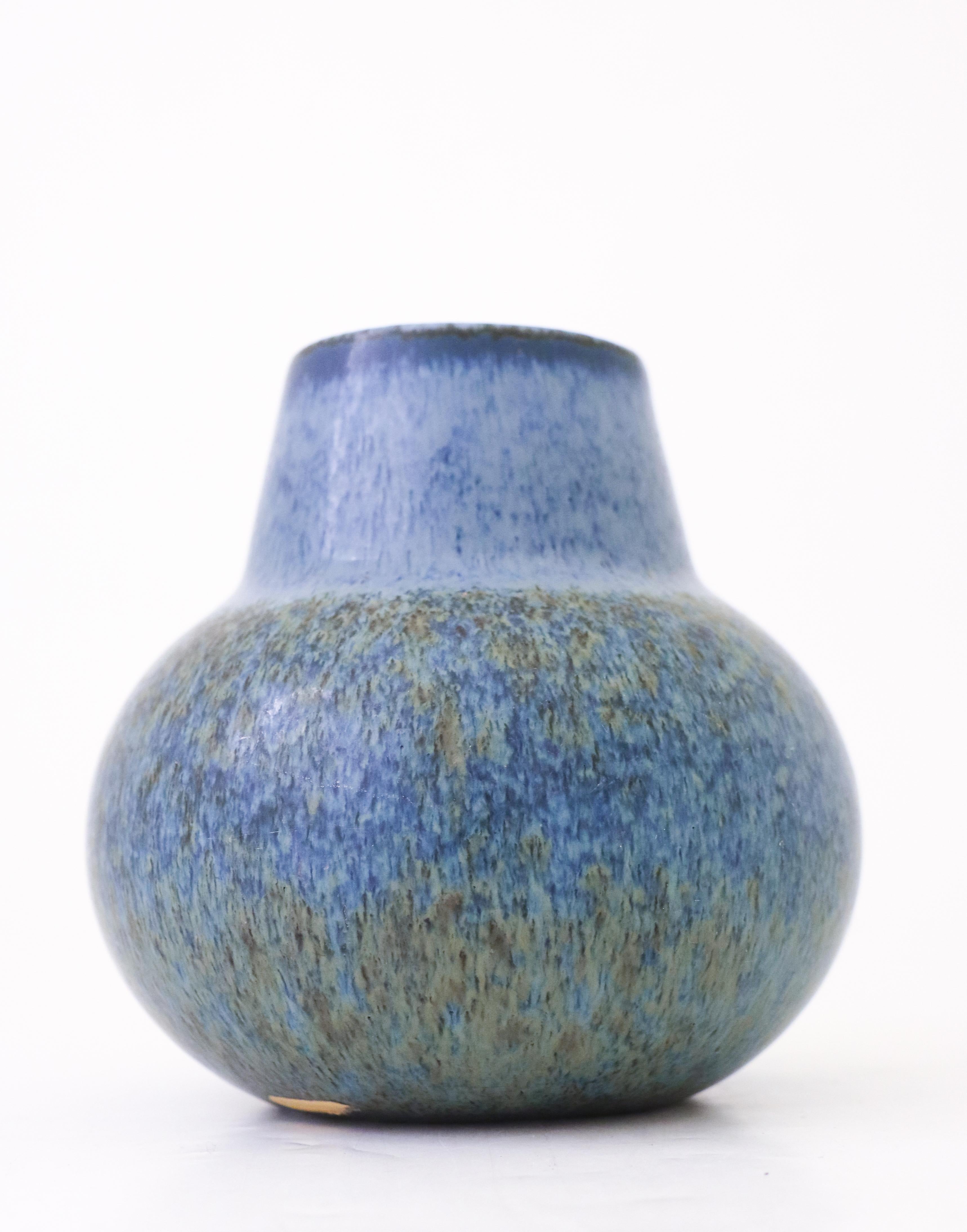 Eine Keramikvase mit einer schönen Glasur, entworfen von Carl-Harry Stålhane bei Rörstrand. Die Vase ist 15 cm hoch und hat einen Durchmesser von 15 cm. Sie ist in sehr gutem Zustand, abgesehen von einigen kleinen Kratzern in der Glasur. Die Vase