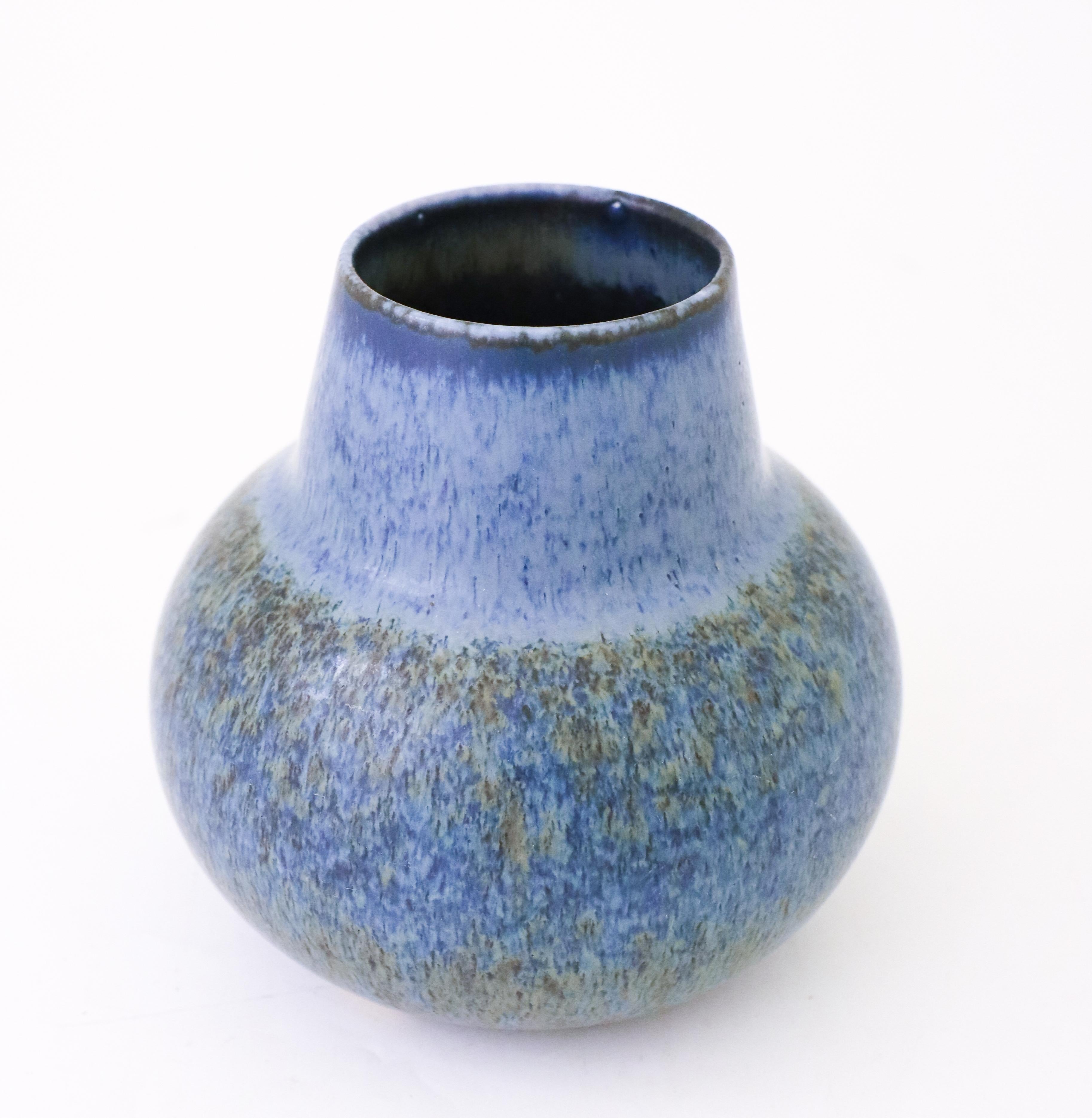 Blaue Vase mit hübscher Glasur Carl-Harry Stålhane Rörstrand, Midcentury Vintage (Schwedisch) im Angebot