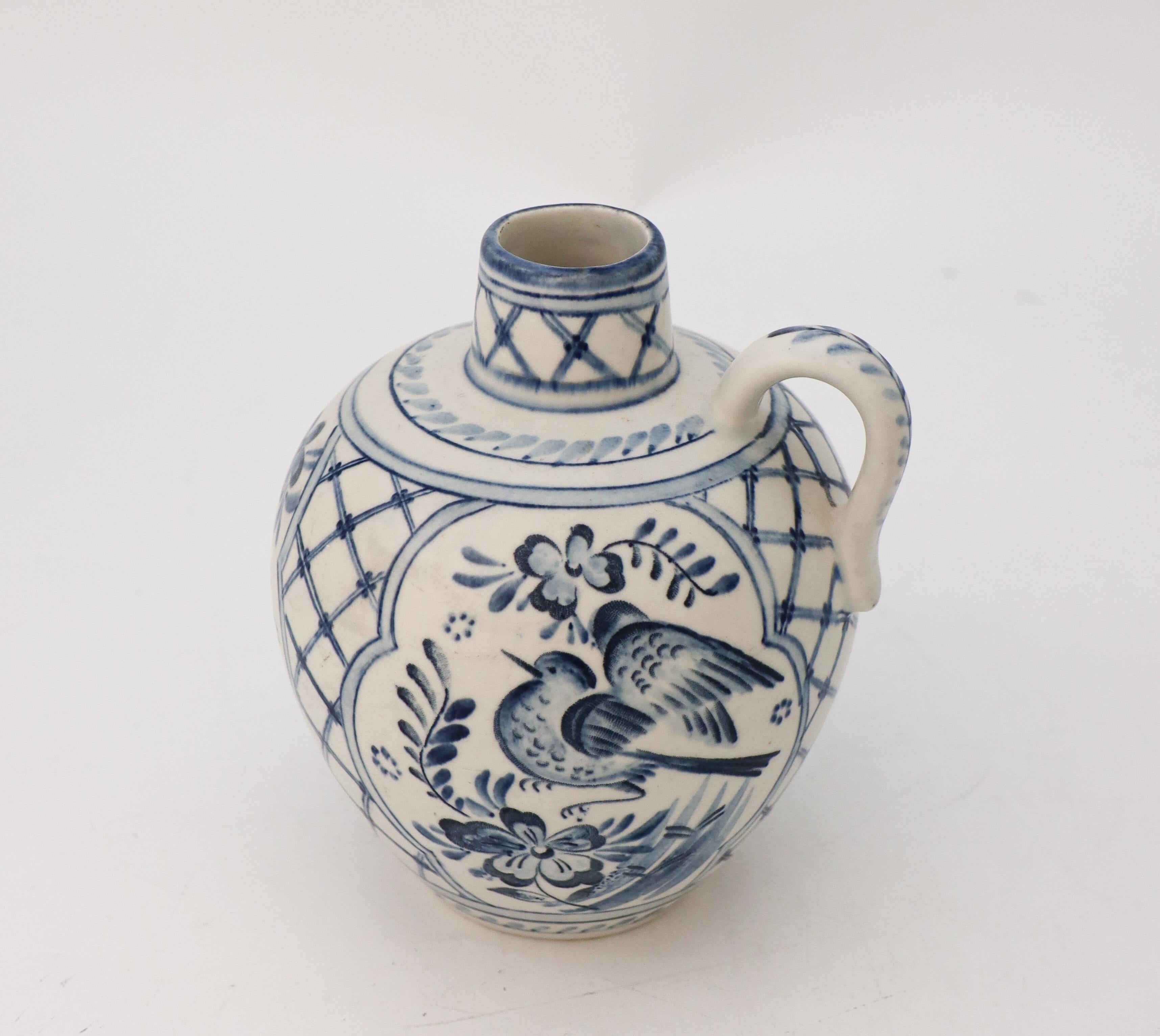 Scandinave moderne Vase bleu avec oiseau - Ilse Claesson - Rörstrand  en vente