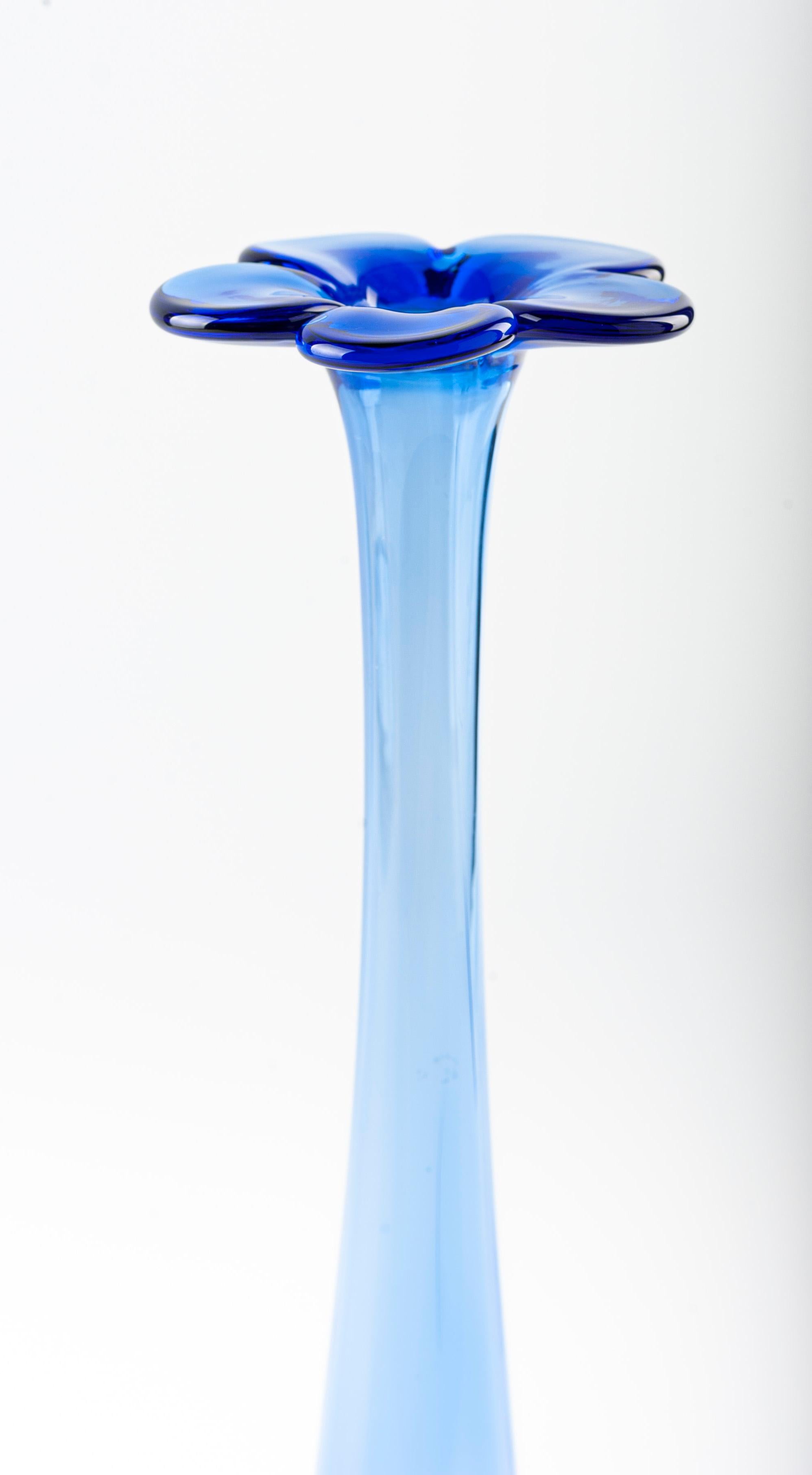 daisy blue vase