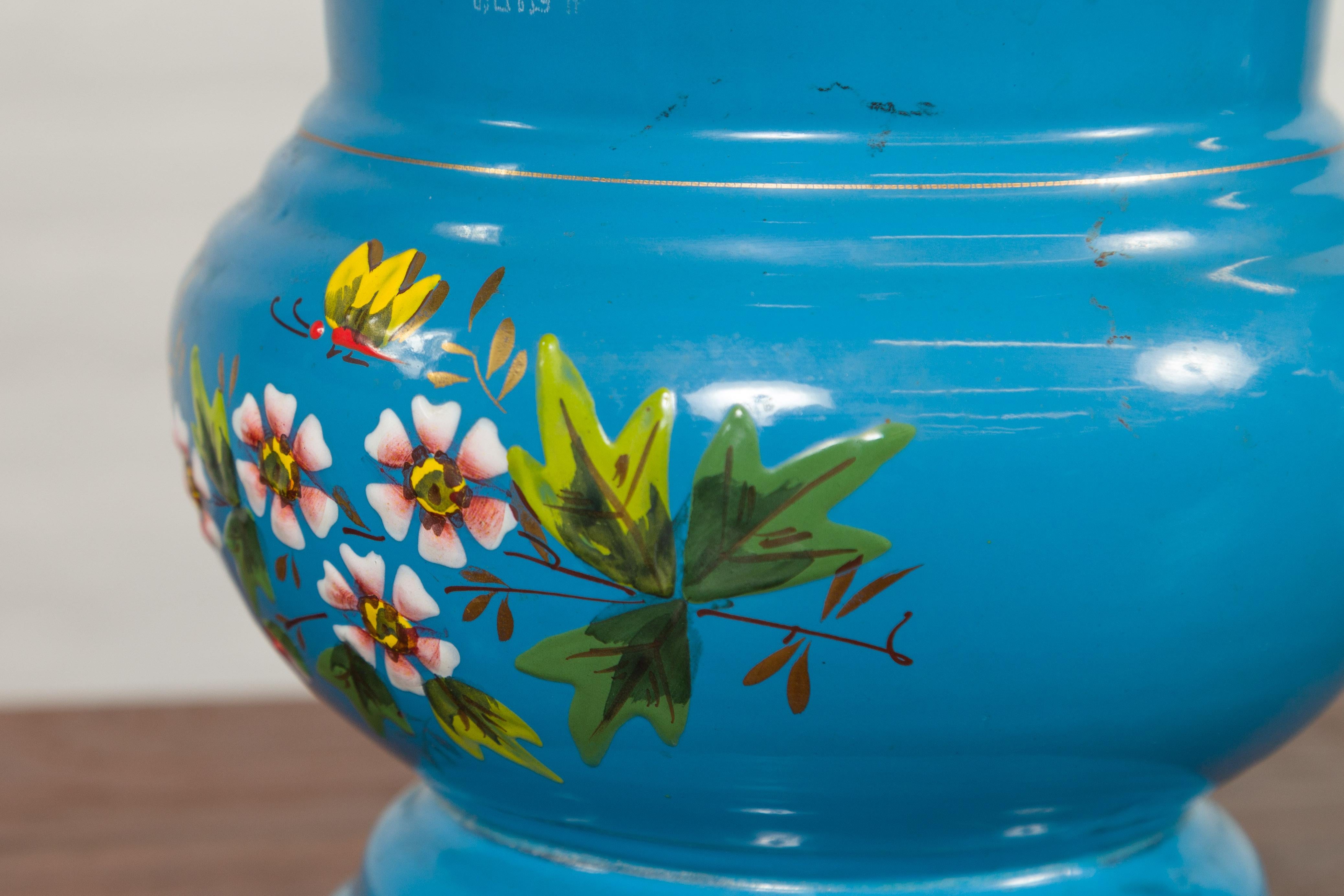 Vasi blu con decorazioni floreali e farfalle dipinte in policromia, venduti singolarmente in vendita 9