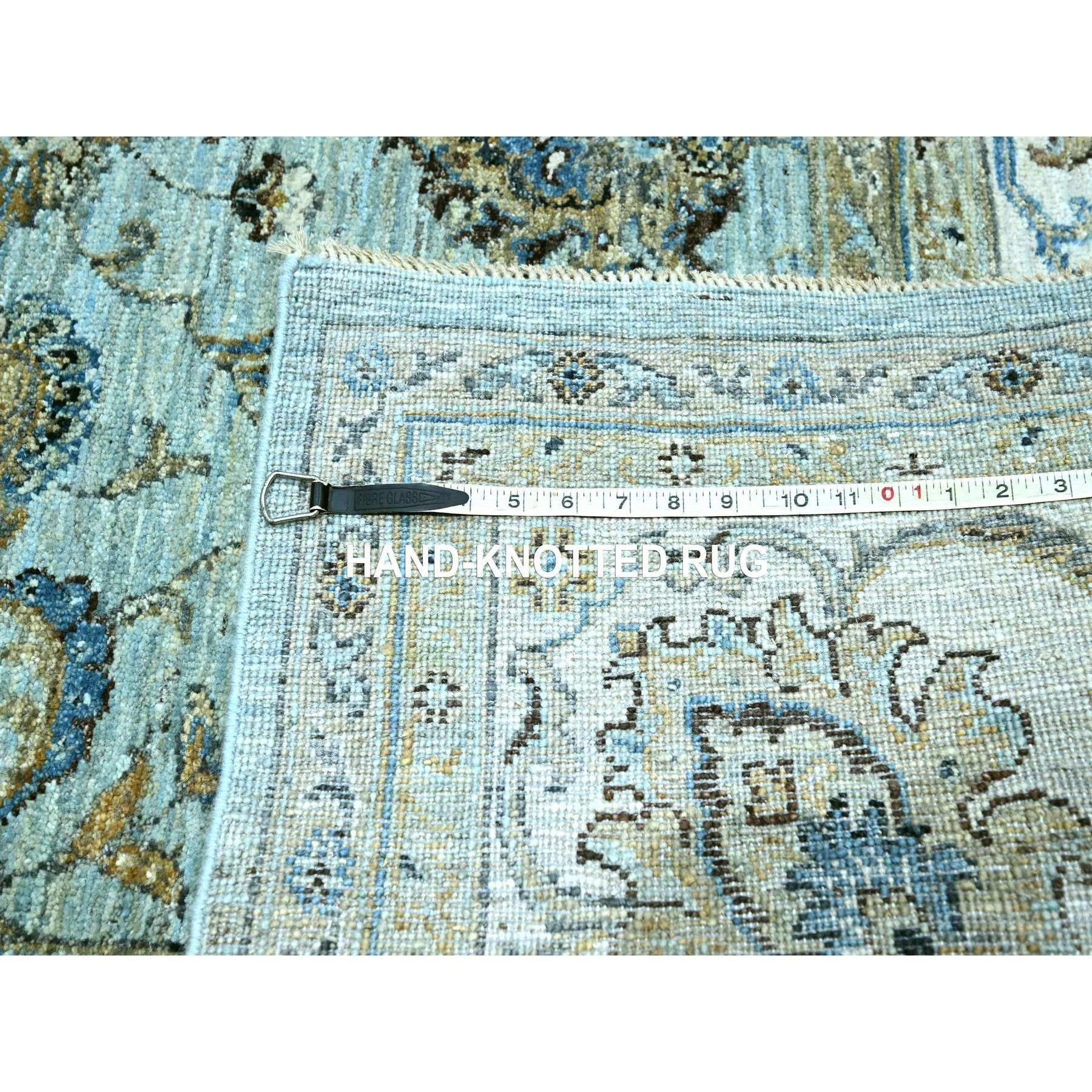 Tapis Agra Shah Abbas à teintures végétales bleues à motif de vignes nouées à la main 8'1