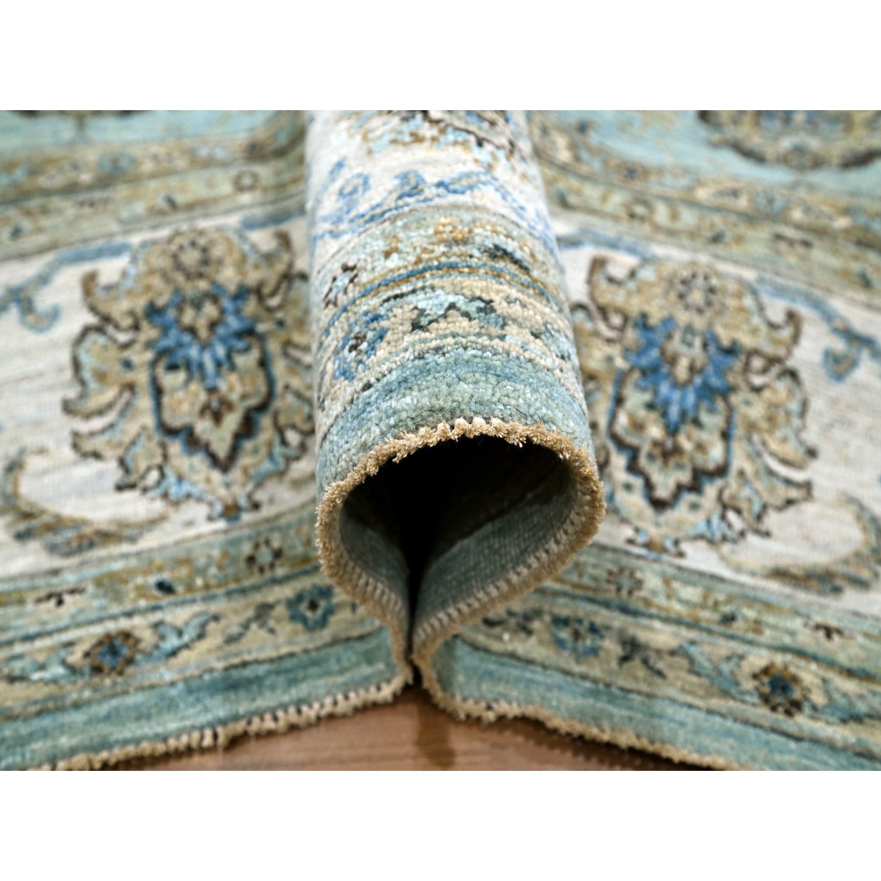 Tapis Agra Shah Abbas à teintures végétales bleues à motif de vignes nouées à la main 8'1