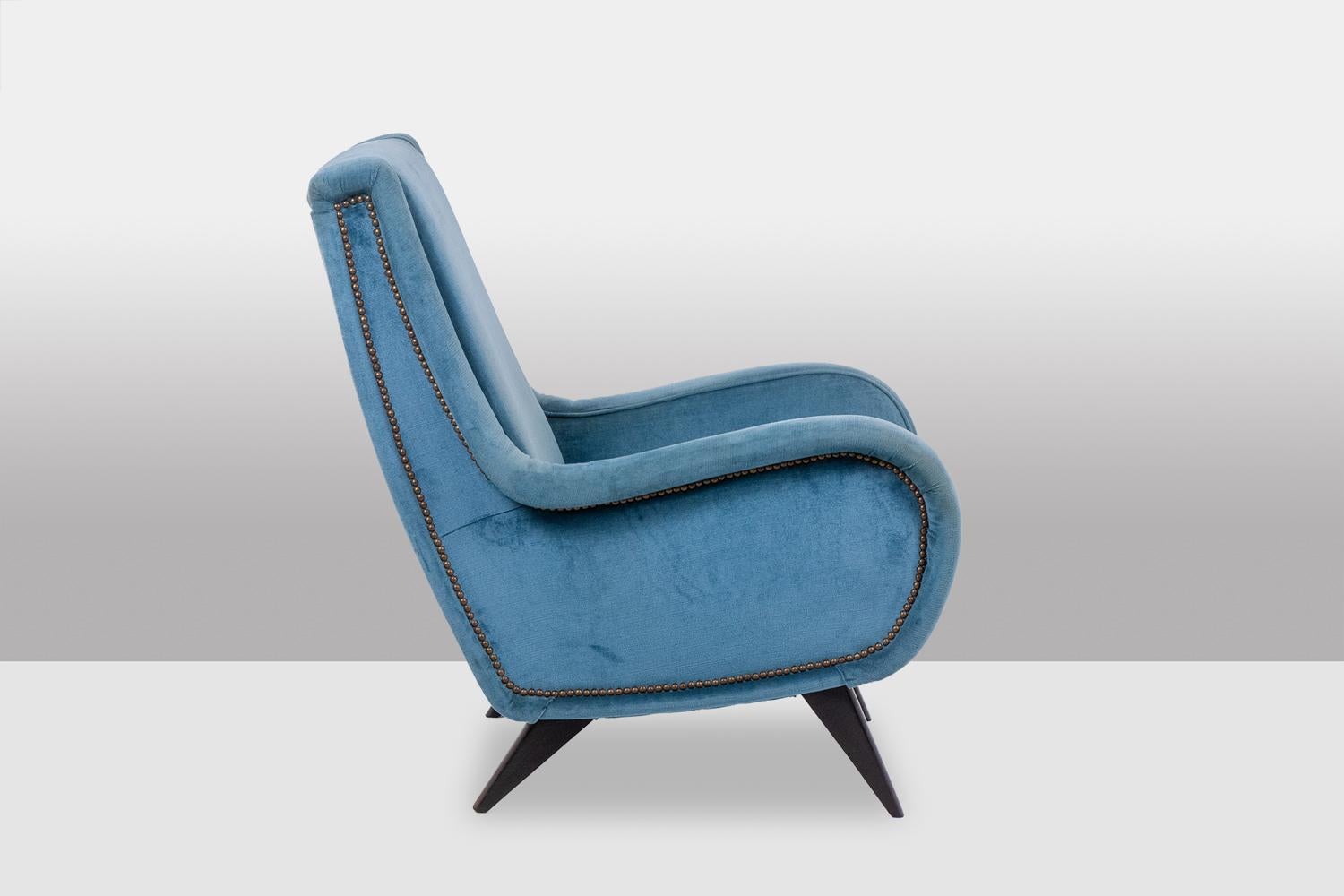Français Fauteuil en velours bleu, base en hêtre. 1950s. en vente