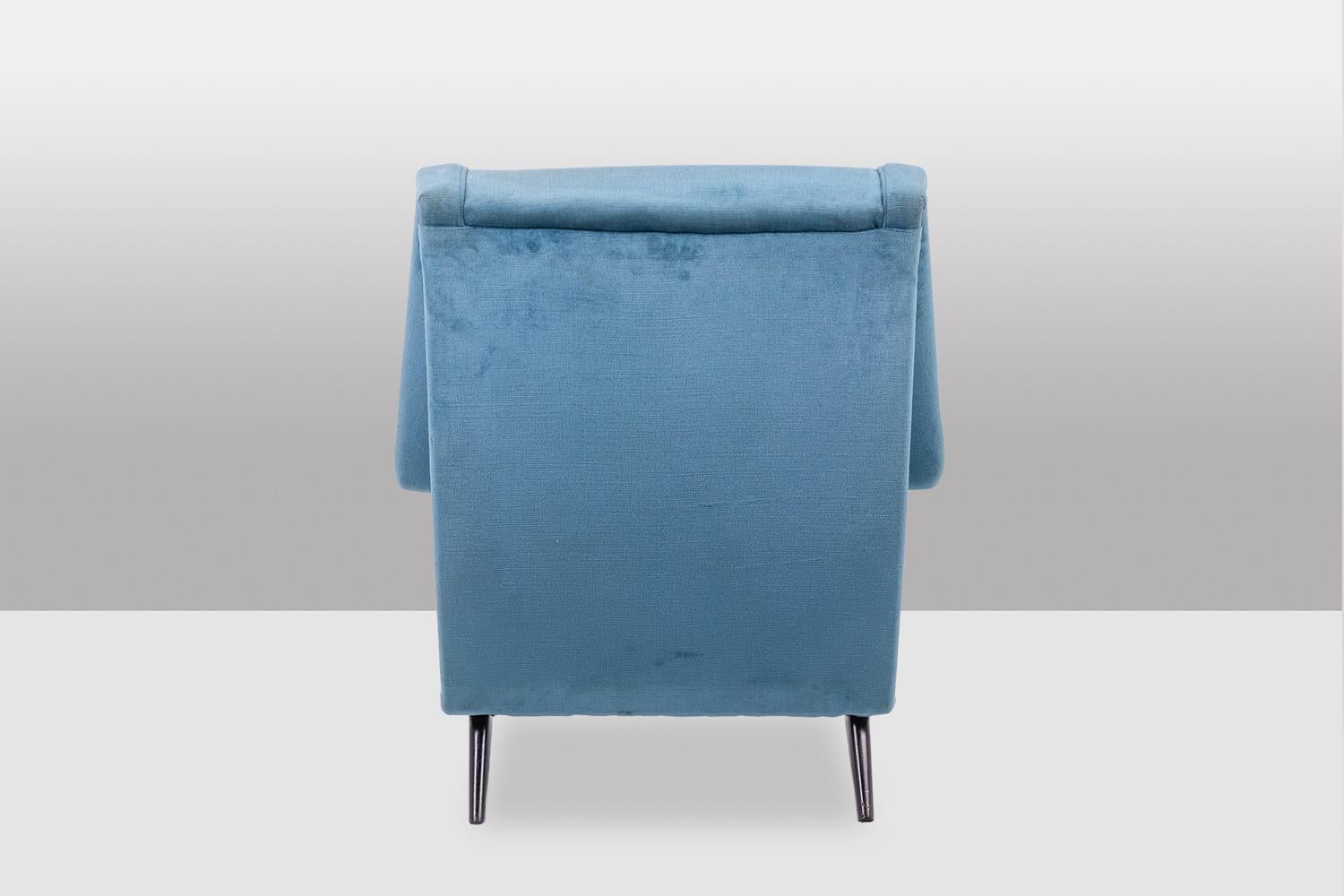 Fauteuil en velours bleu, base en hêtre. 1950s. Excellent état - En vente à Saint-Ouen, FR