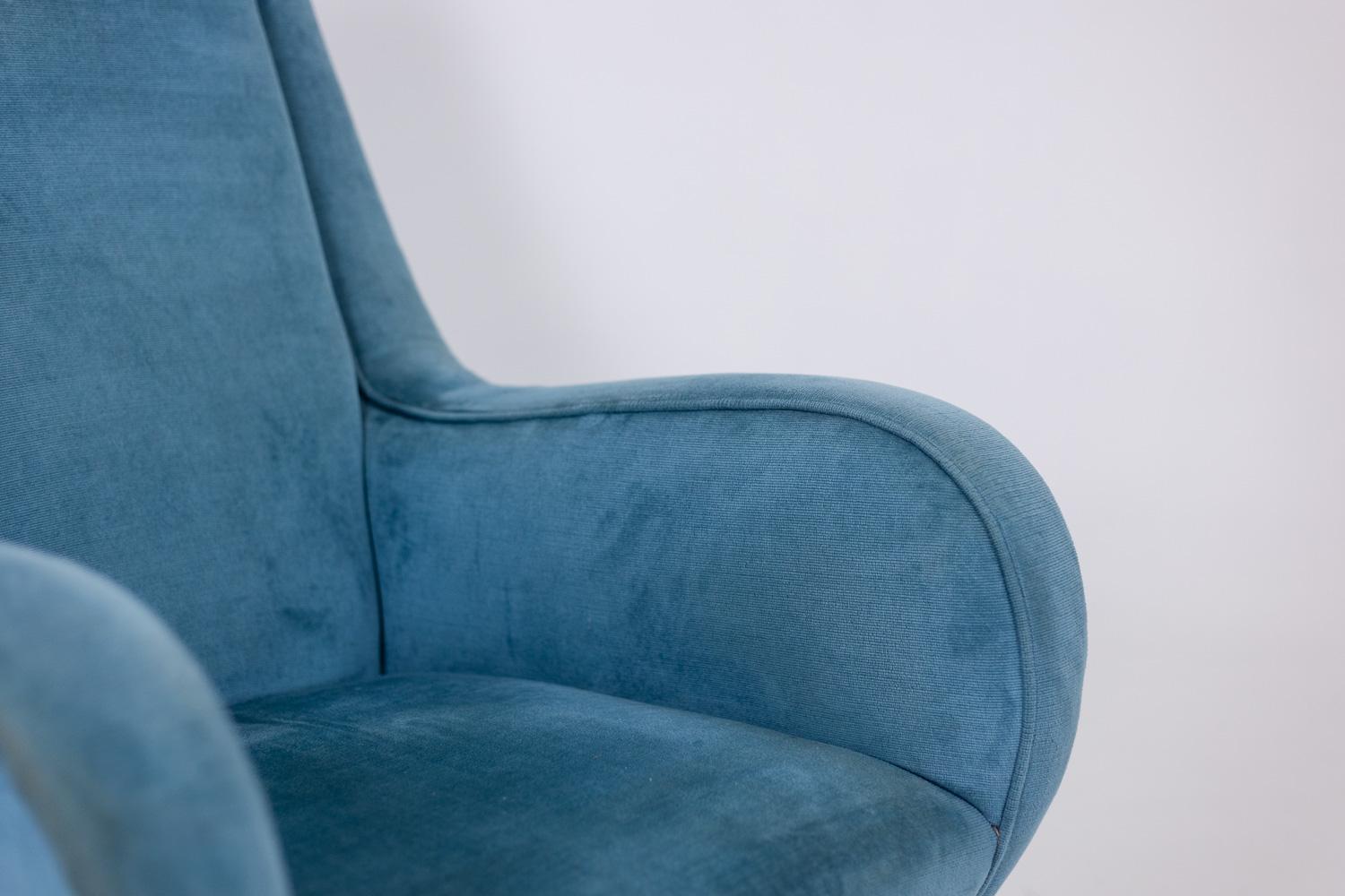 20ième siècle Fauteuil en velours bleu, base en hêtre. 1950s. en vente