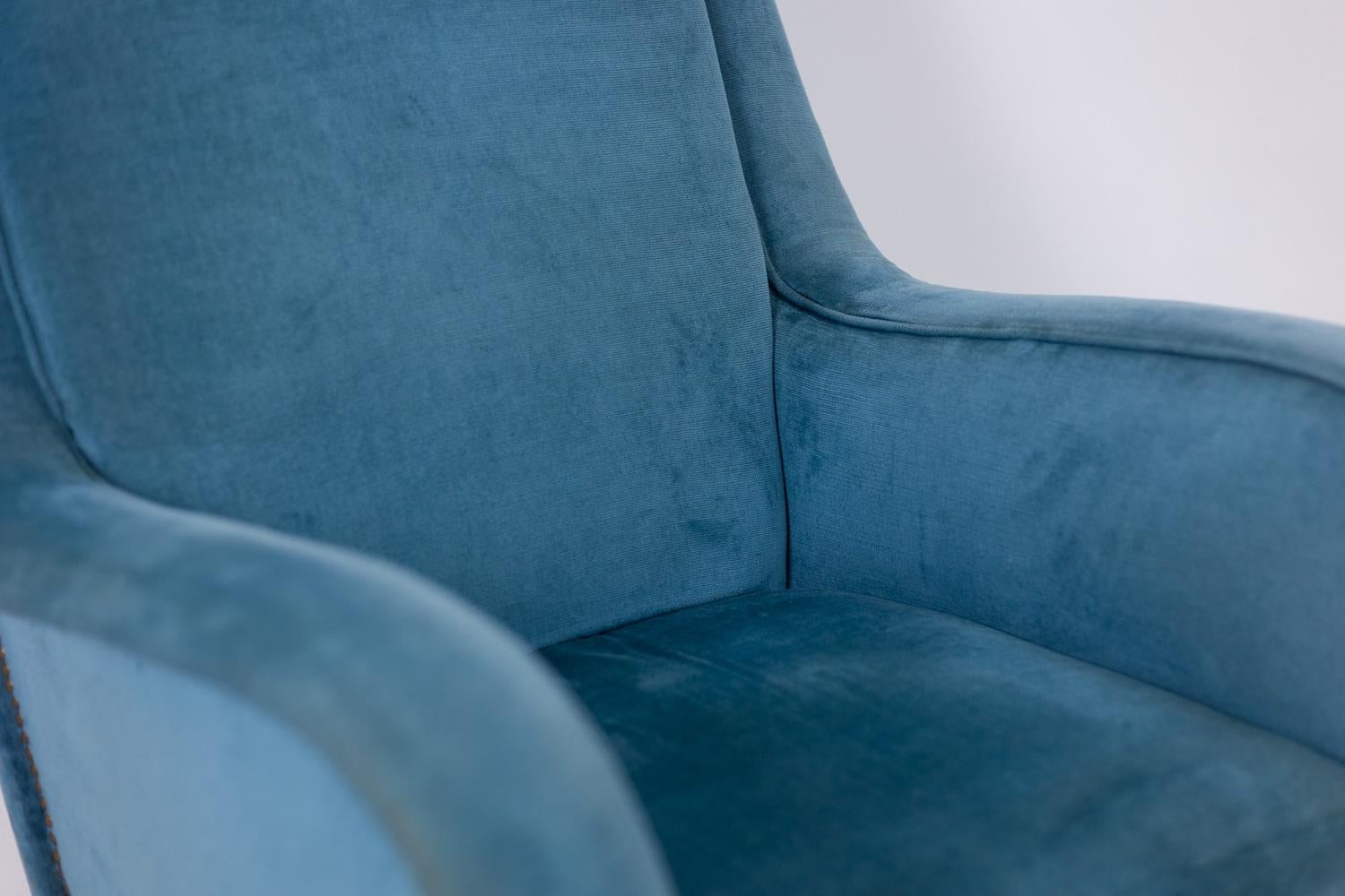 Velours Fauteuil en velours bleu, base en hêtre. 1950s. en vente