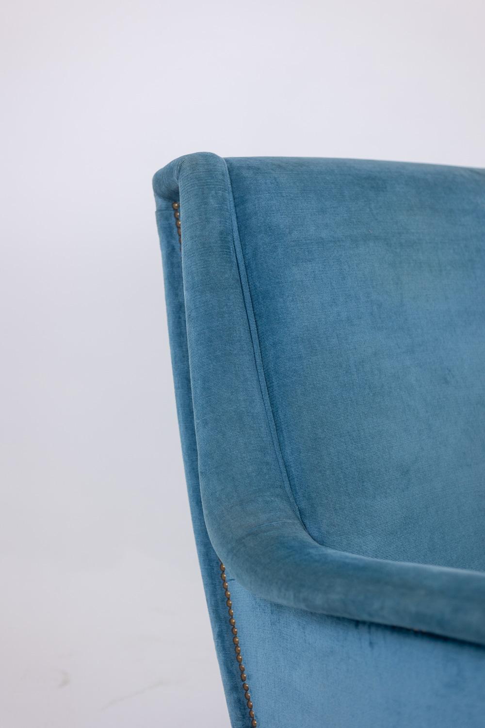 Fauteuil en velours bleu, base en hêtre. 1950s. en vente 1