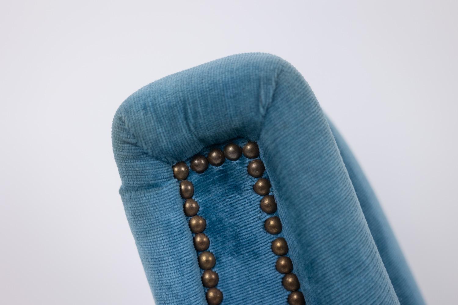 Fauteuil en velours bleu, base en hêtre. 1950s. en vente 2