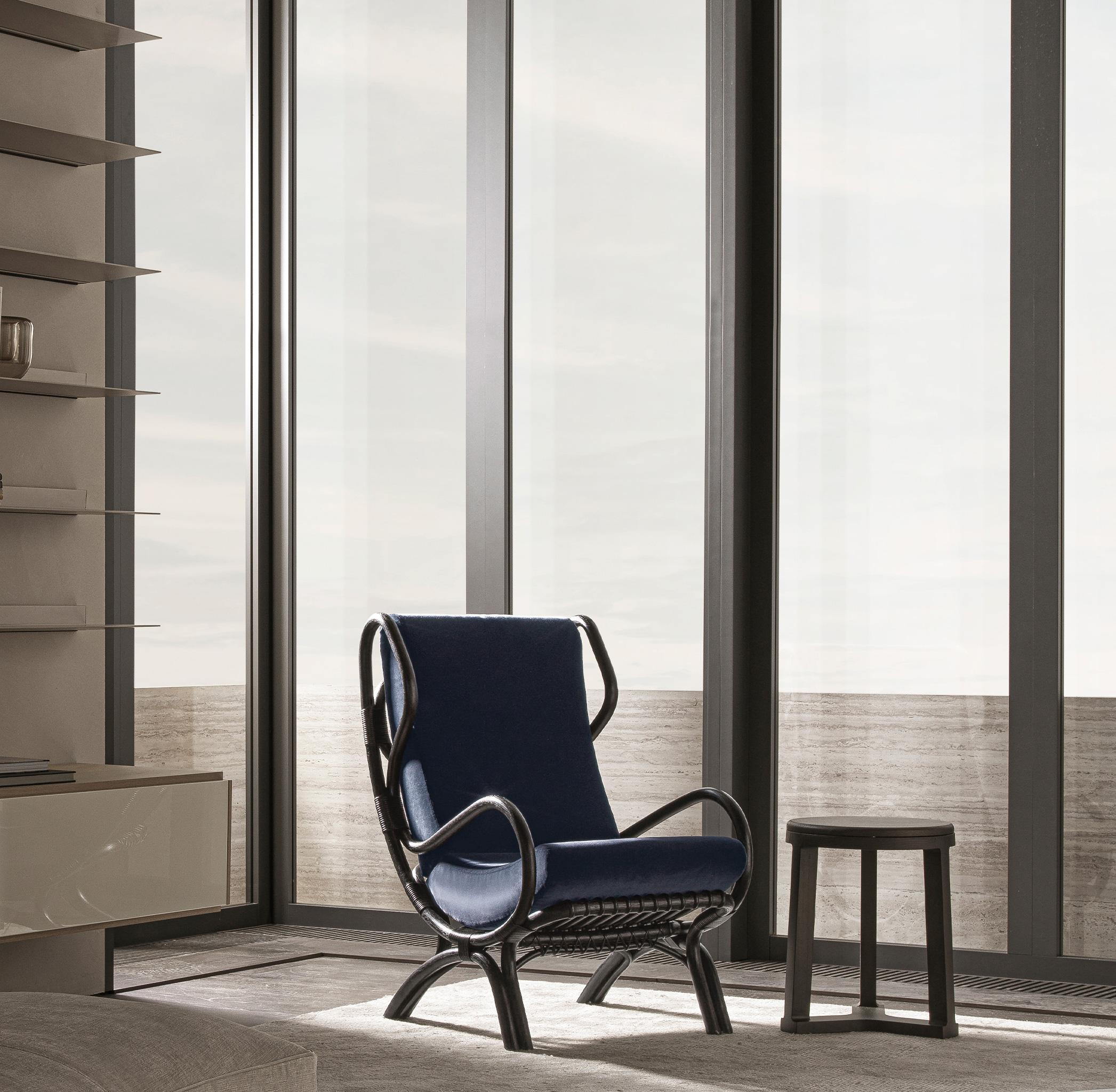 Designed by Gio Ponti in 1963, the Continuum armchair highlights the enduring relationship between Brianza's manufacturing companies and the pioneers of the Italian design furniture sector.

The Continuum armchair's design aims to illustrate a