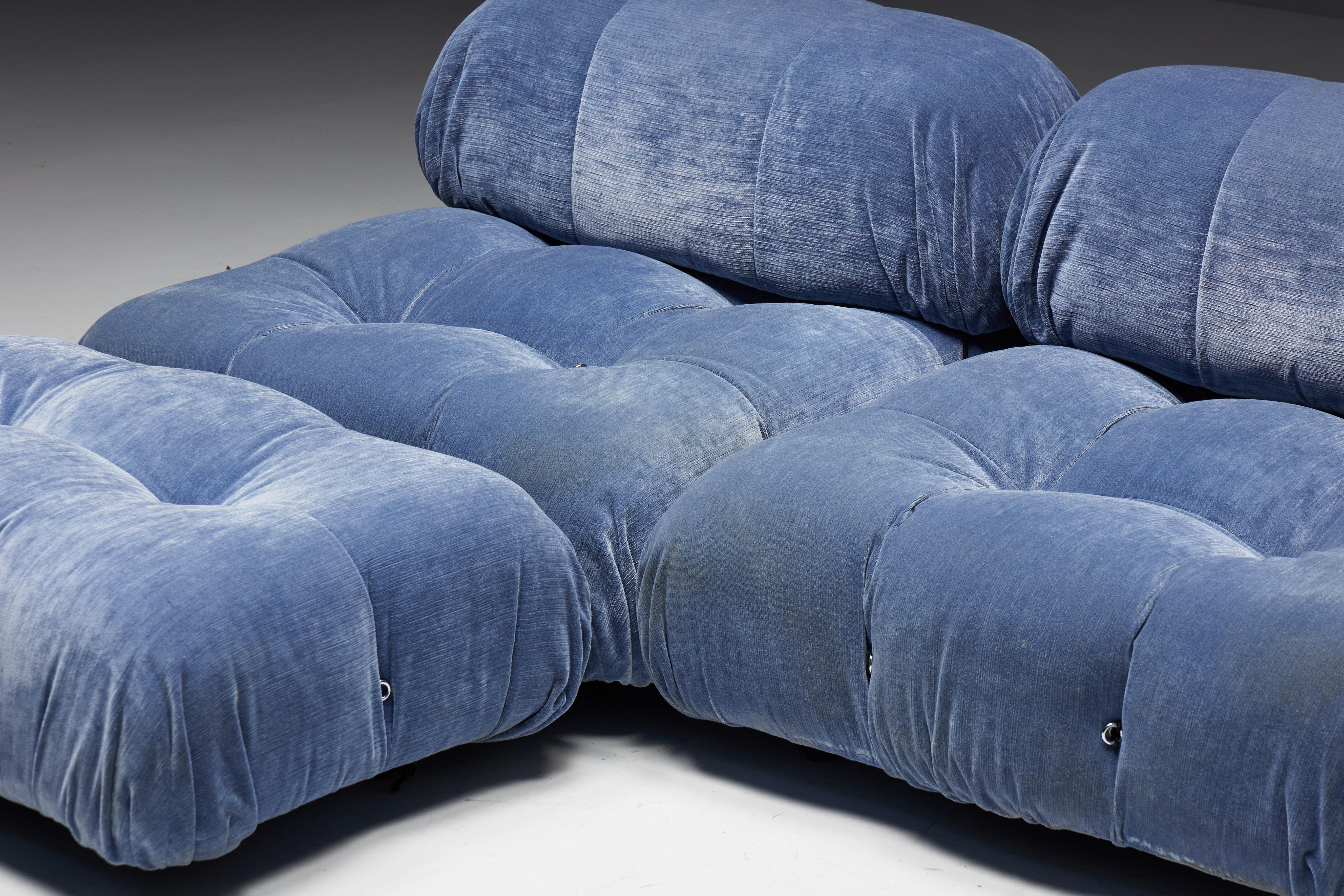 Camaleonda modular sofa by Mario Bellini for B&B Italia, a timeless piece of furniture that emerged in the design scene during the 1970s. Comprising two large seating elements equipped with backrests and two ottomans, this iconic sofa has been