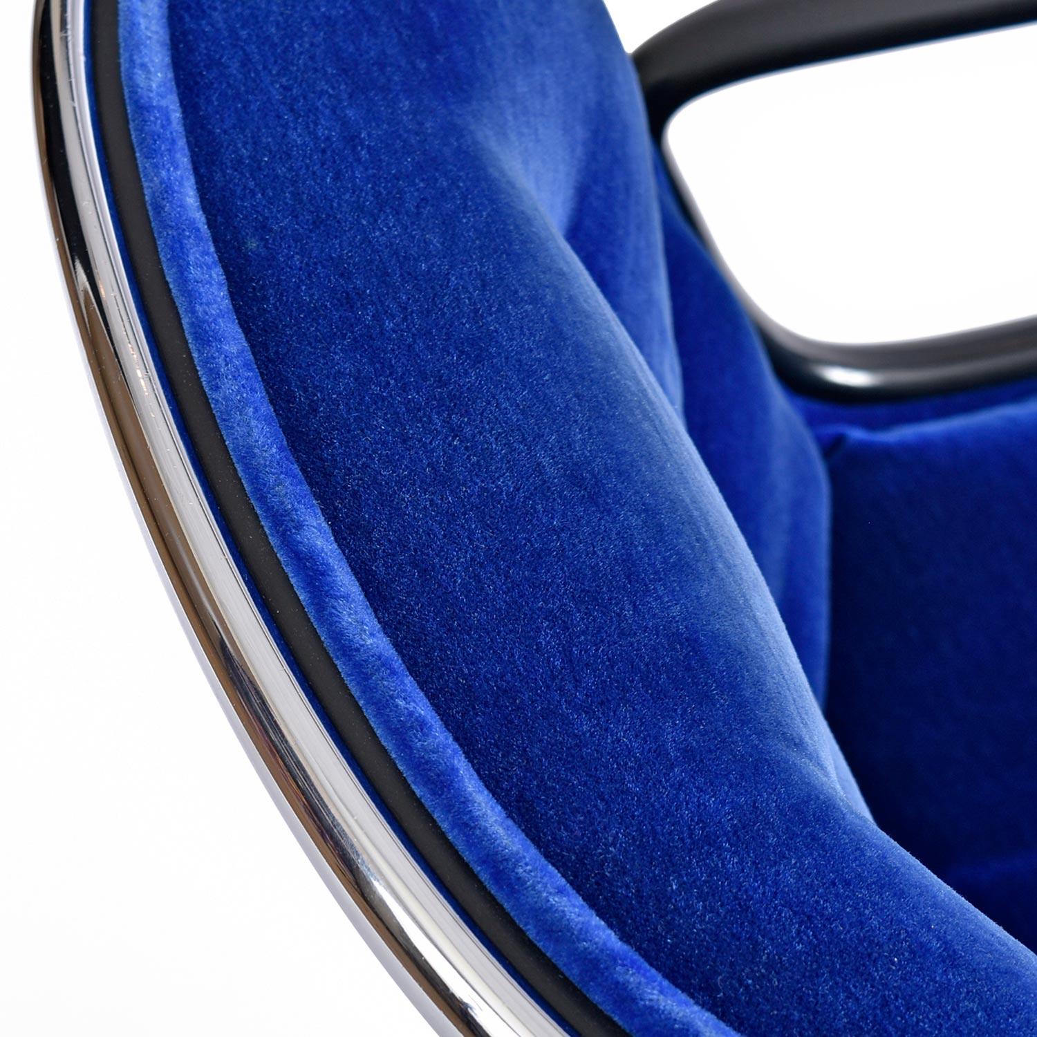 Stainless Steel Blue Velvet Executive Chair Charles Pollock for Knoll with Height Tension Knob For Sale