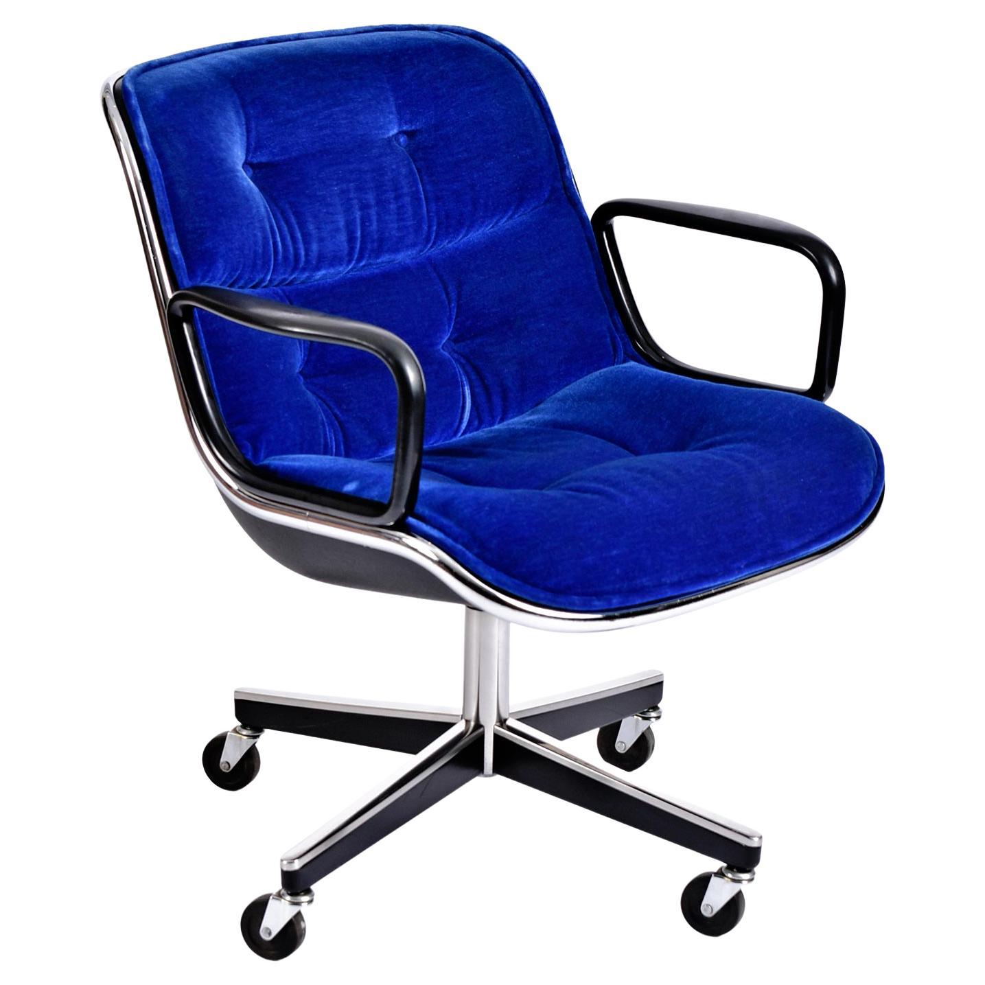 Executive Chair aus blauem Samt Charles Pollock für Knoll mit hohem Tension-Knopf