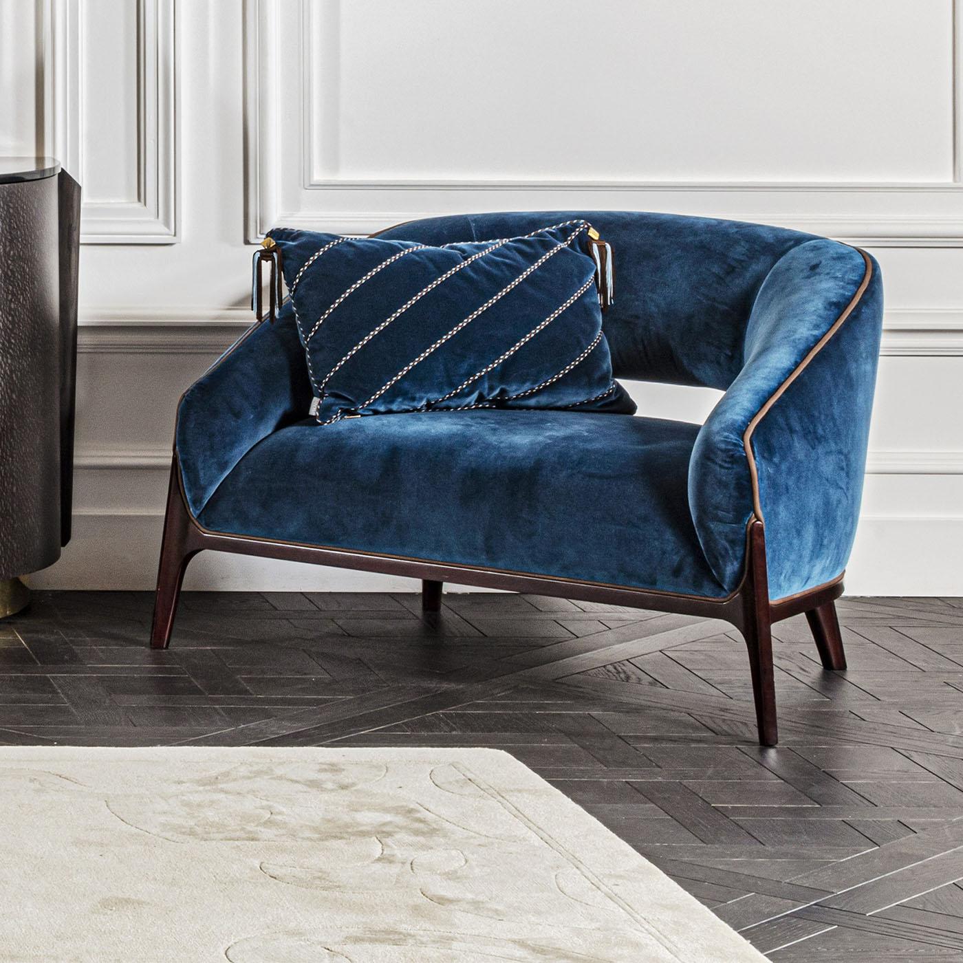 Blue Velvet Lounge Chair In New Condition For Sale In Milan, IT