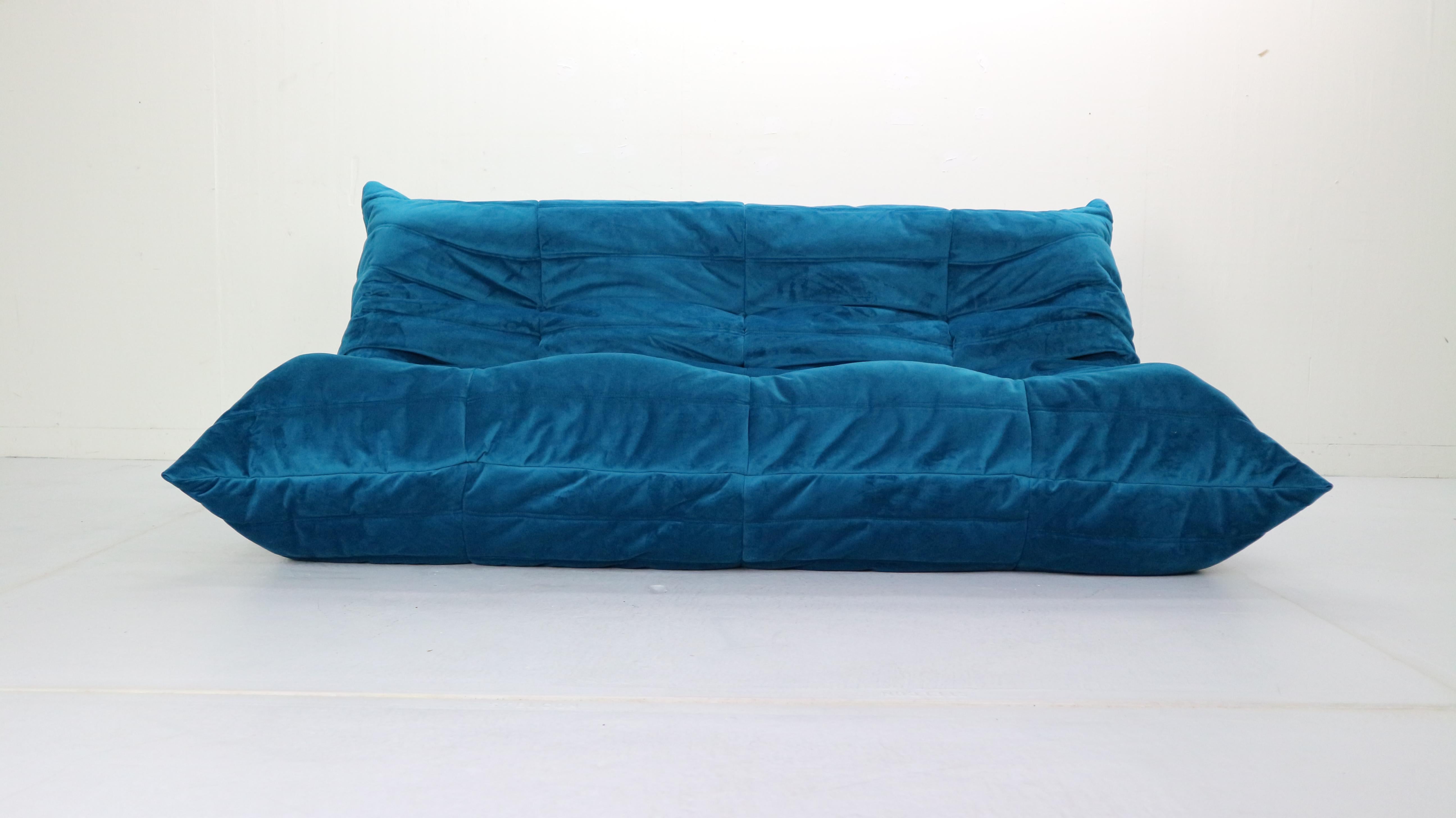 Magnificent Togo three-seat sofa designed by Michel Ducaroy in 1973 and was manufactured by Ligne Roset in France.
Very comfortable and beautiful accent to your living room space.
It has been reupholstered in a blue soft velvet fabric.

   
 