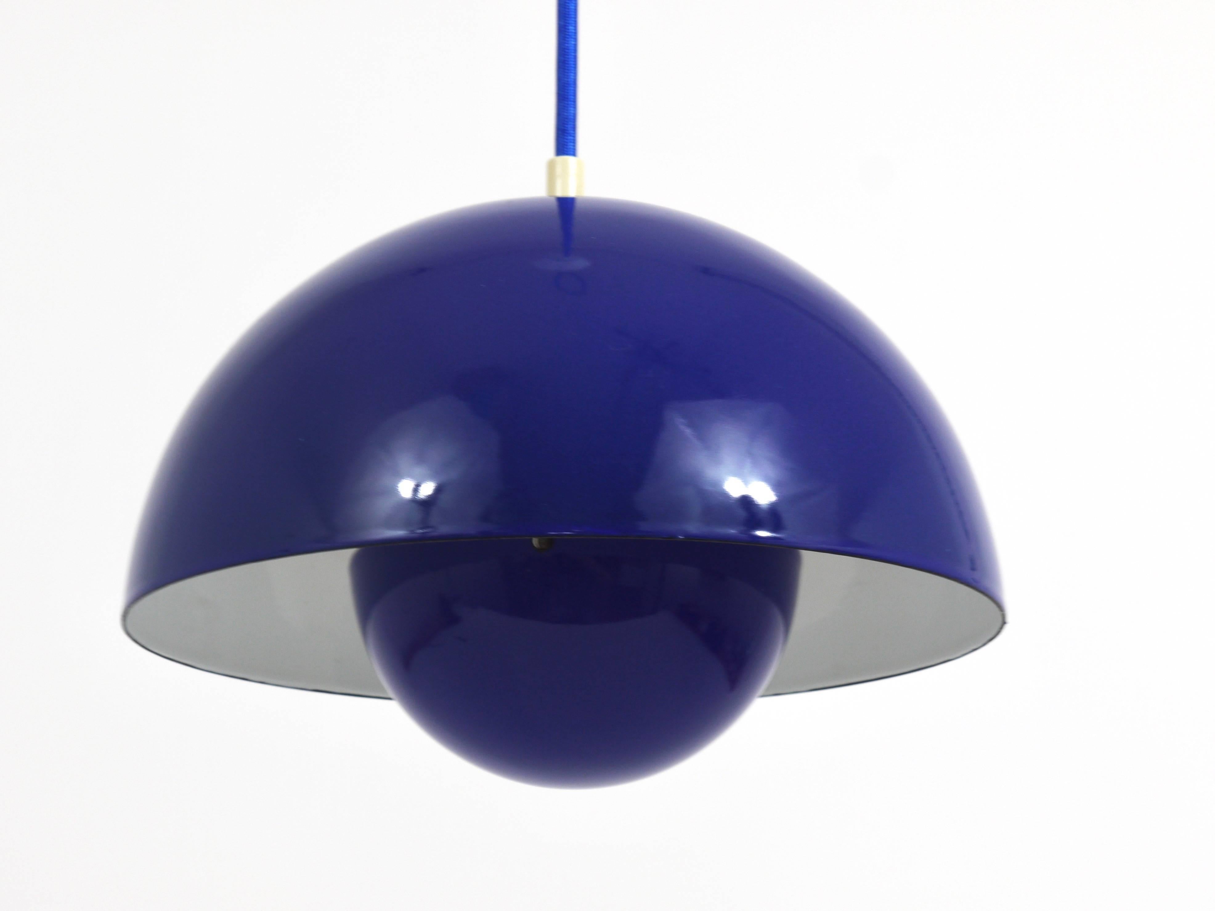 Mid-Century Modern Lampe à suspension Verner Panton en forme de pot de fleurs émaillé bleu, Louis Poulsen, Danemark, 1969 en vente