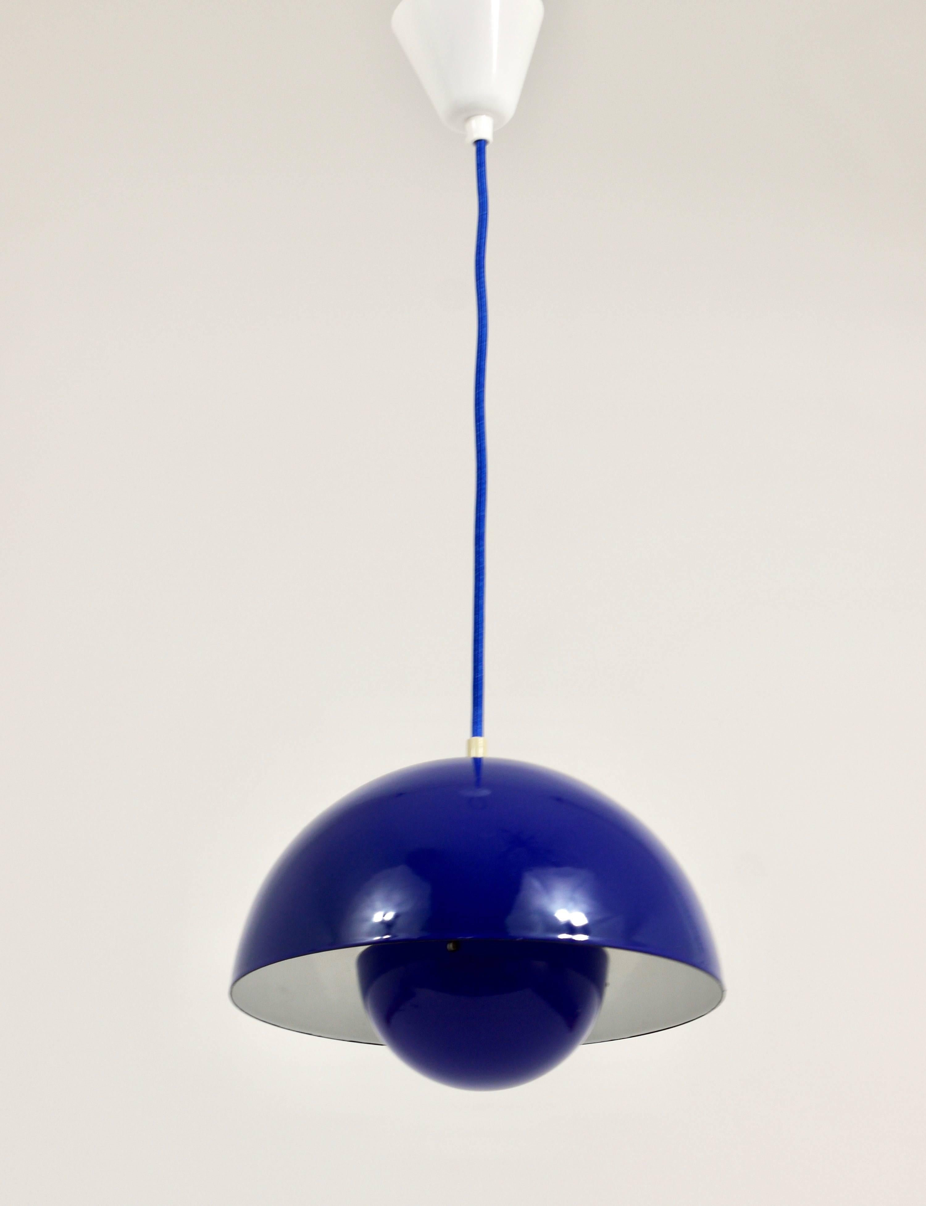 Danois Lampe à suspension Verner Panton en forme de pot de fleurs émaillé bleu, Louis Poulsen, Danemark, 1969 en vente