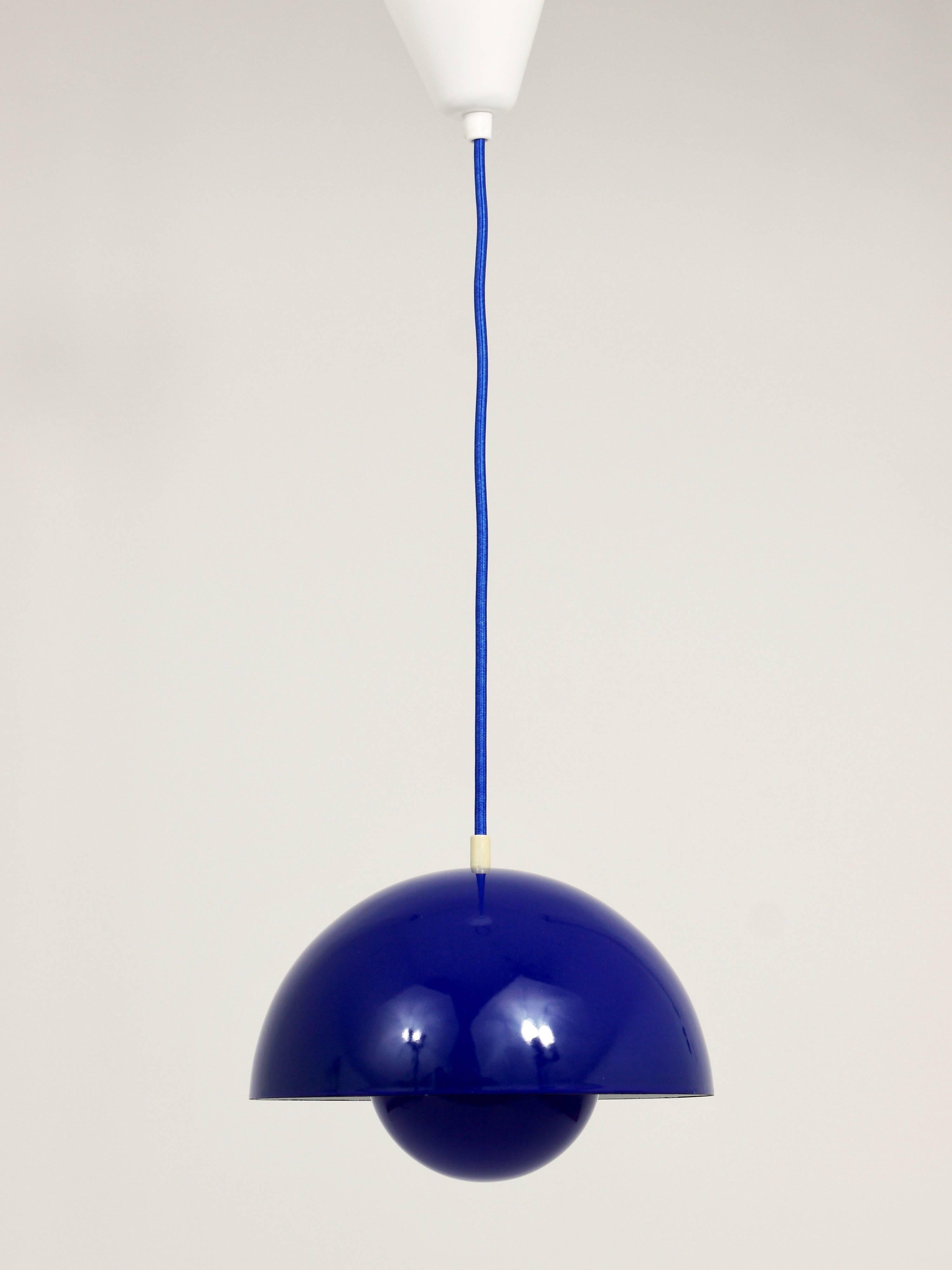20ième siècle Lampe à suspension Verner Panton en forme de pot de fleurs émaillé bleu, Louis Poulsen, Danemark, 1969 en vente