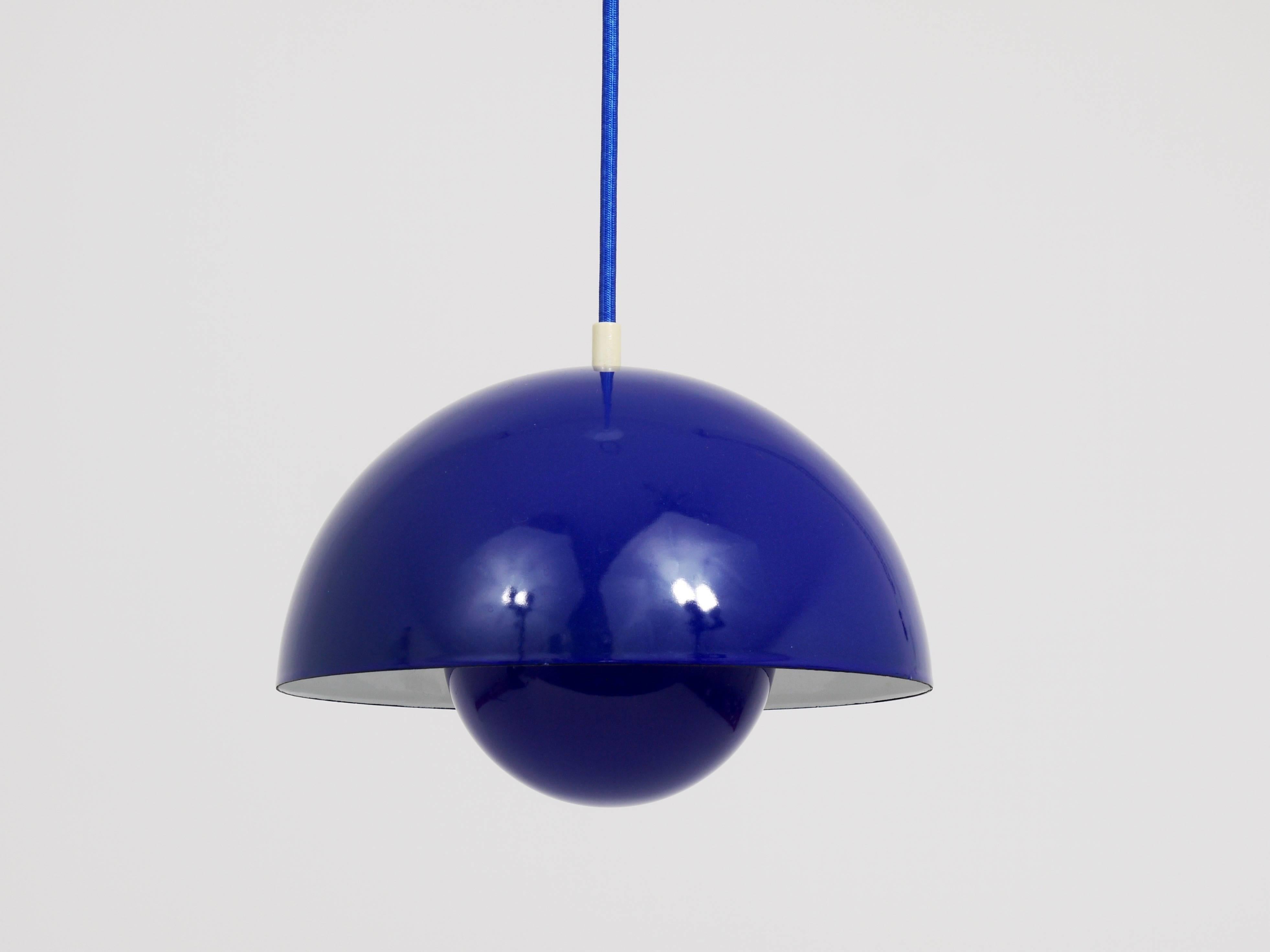 Lampe à suspension Verner Panton en forme de pot de fleurs émaillé bleu, Louis Poulsen, Danemark, 1969 en vente 1