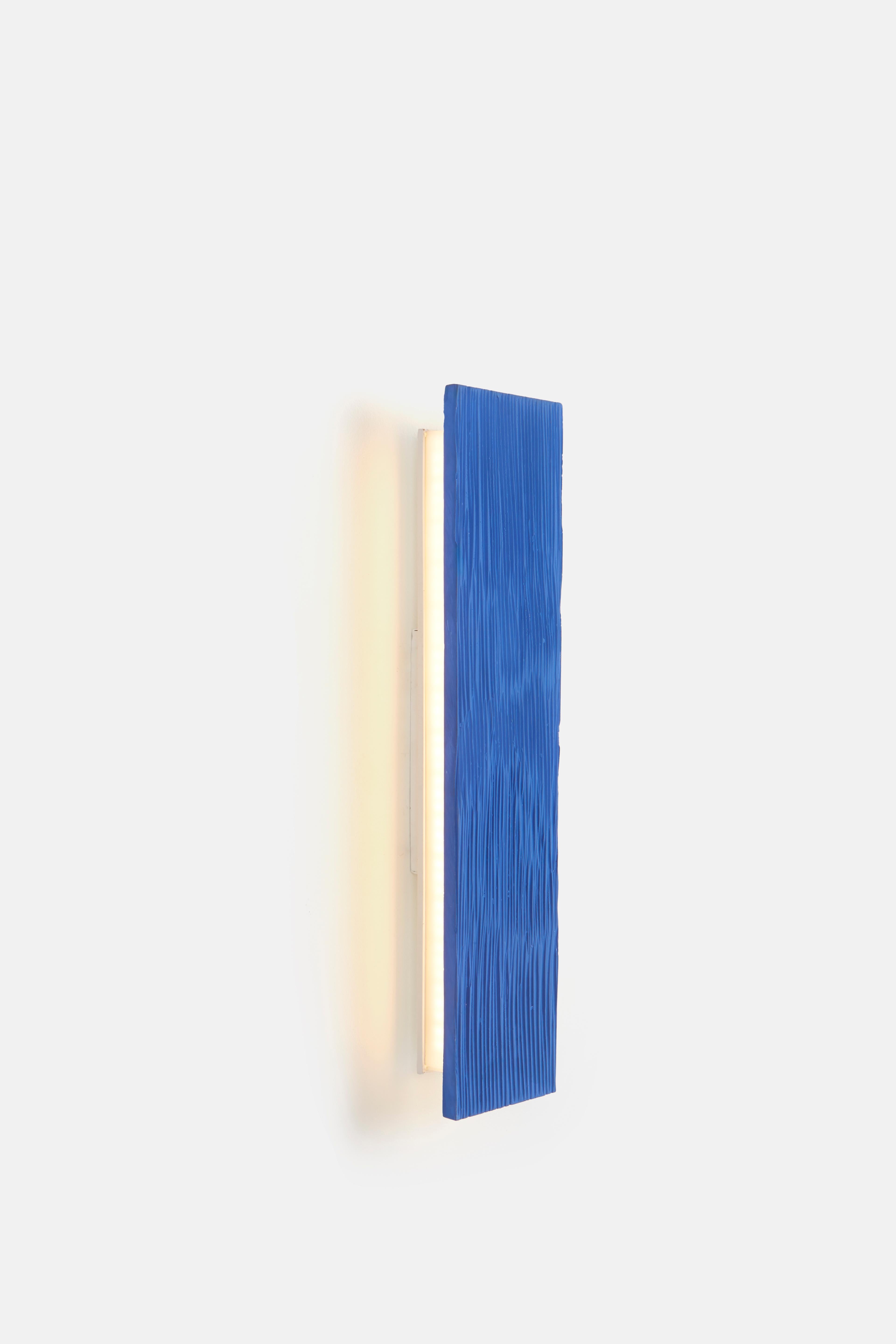 Lámpara vertical azul by Hatsu
Dimensiones: P 5,8 x An 11 x Al 44,5 cm
Materiales: Cerámica, metal.

Disponible en colores azul o arcilla.

Todas nuestras lámparas pueden cablearse según cada país. Si se vende a EE.UU., se cableará para ese país,