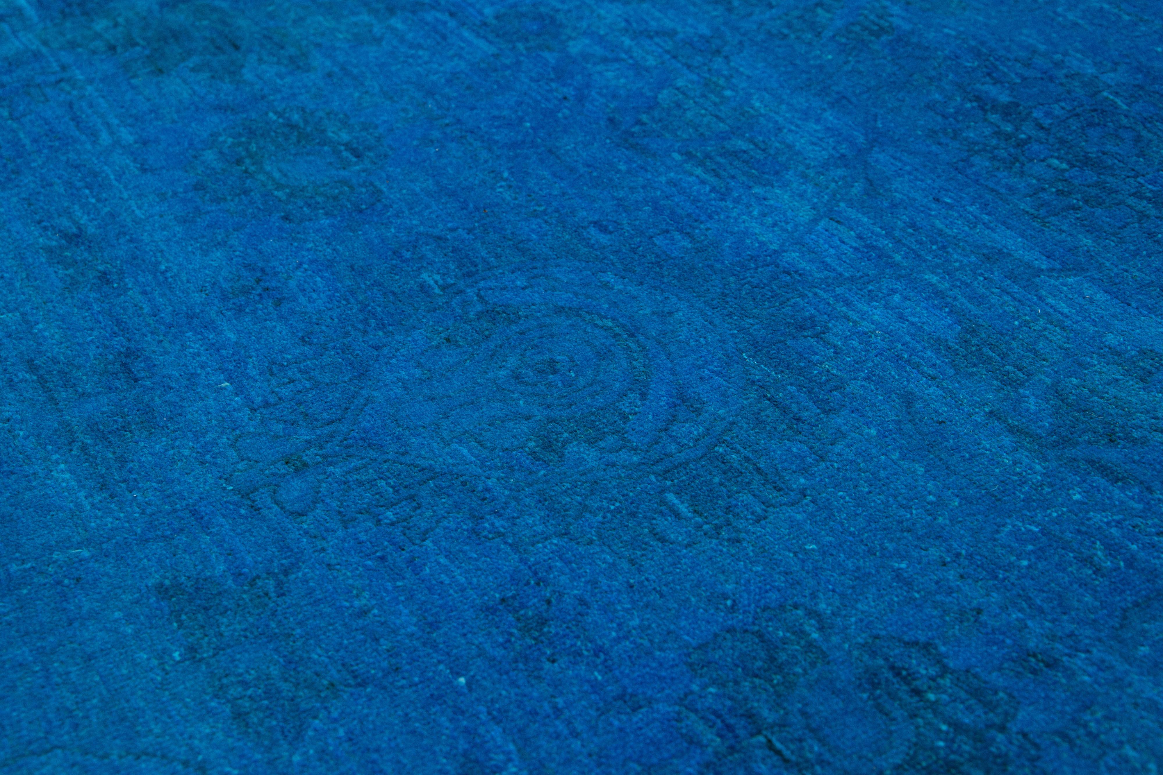 Alfombra de lana teñida a mano con motivos allover vintage azul en venta 4