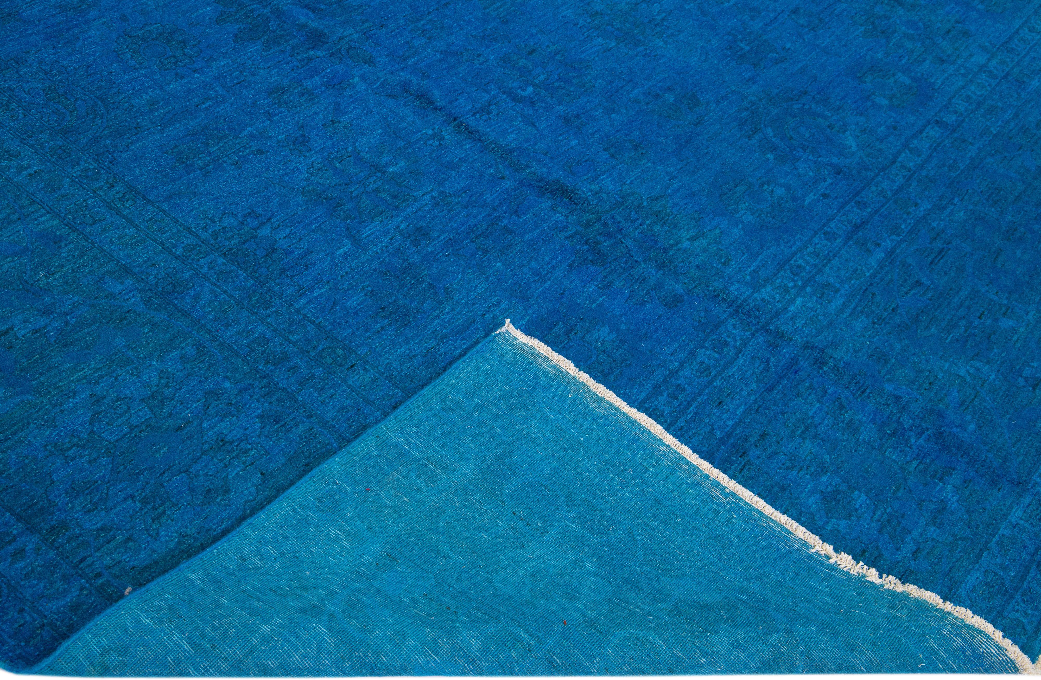 Preciosa alfombra vintage de lana teñida y anudada a mano, de gran tamaño, con un campo azul y un diseño floral integral.


Esta alfombra mide 11'11'' x 18'8