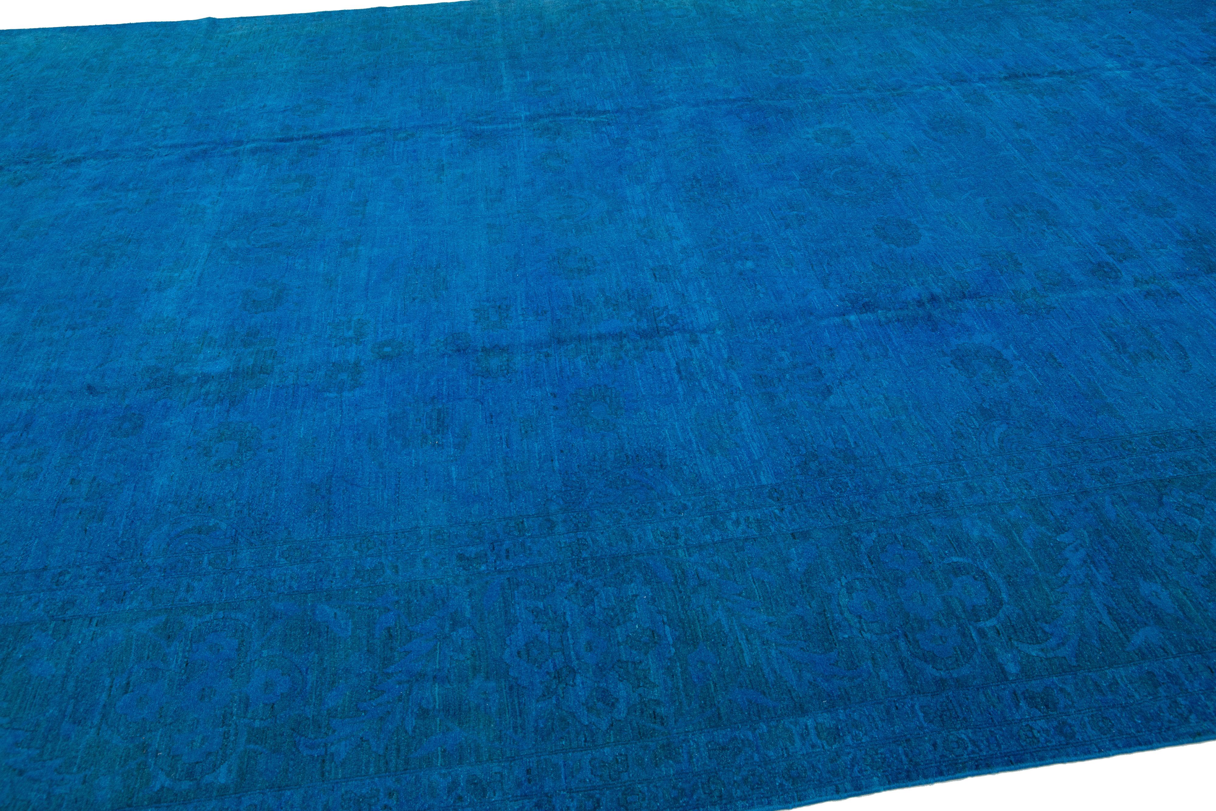 Alfombra de lana teñida a mano con motivos allover vintage azul en venta 1