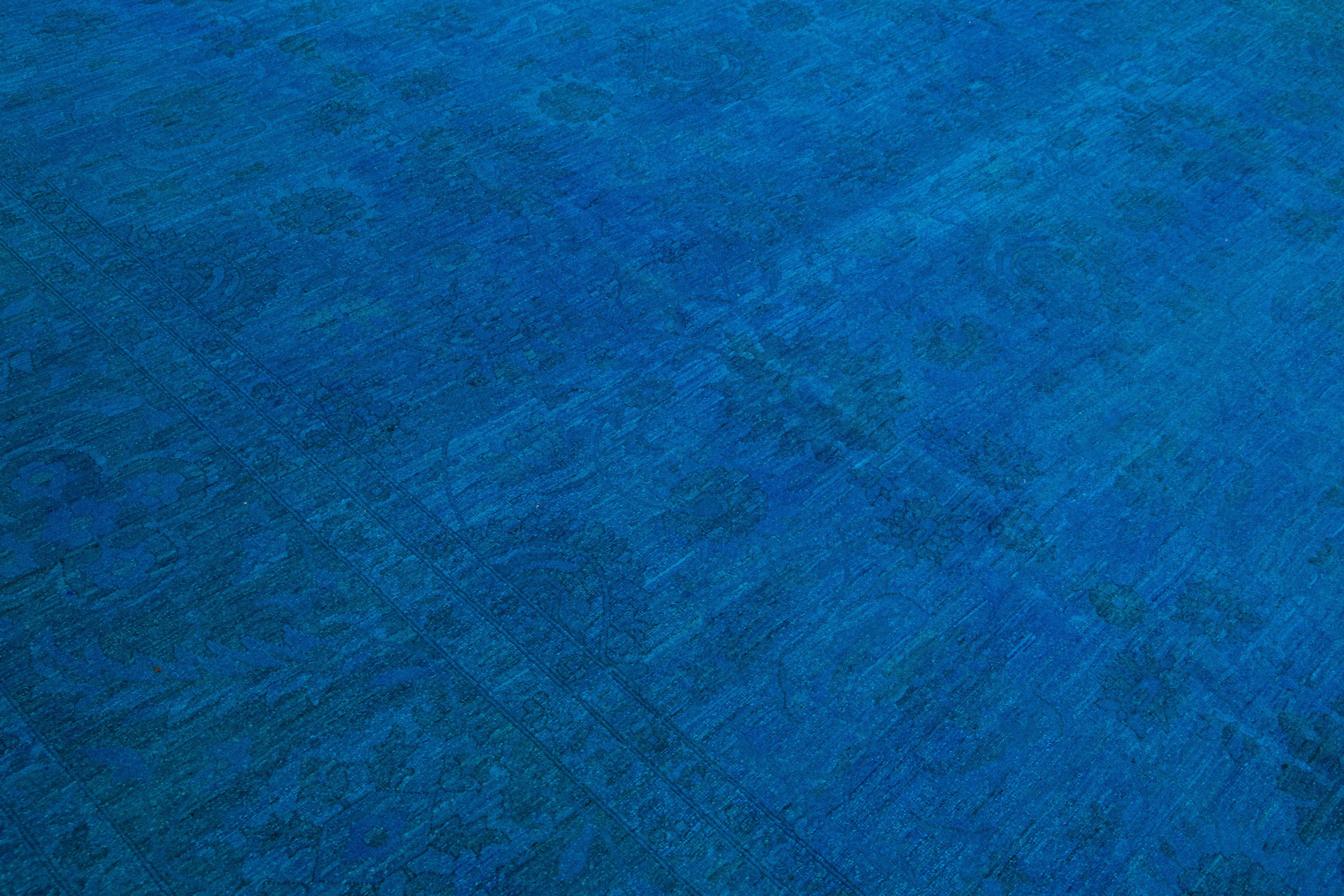 Alfombra de lana teñida a mano con motivos allover vintage azul en venta 3