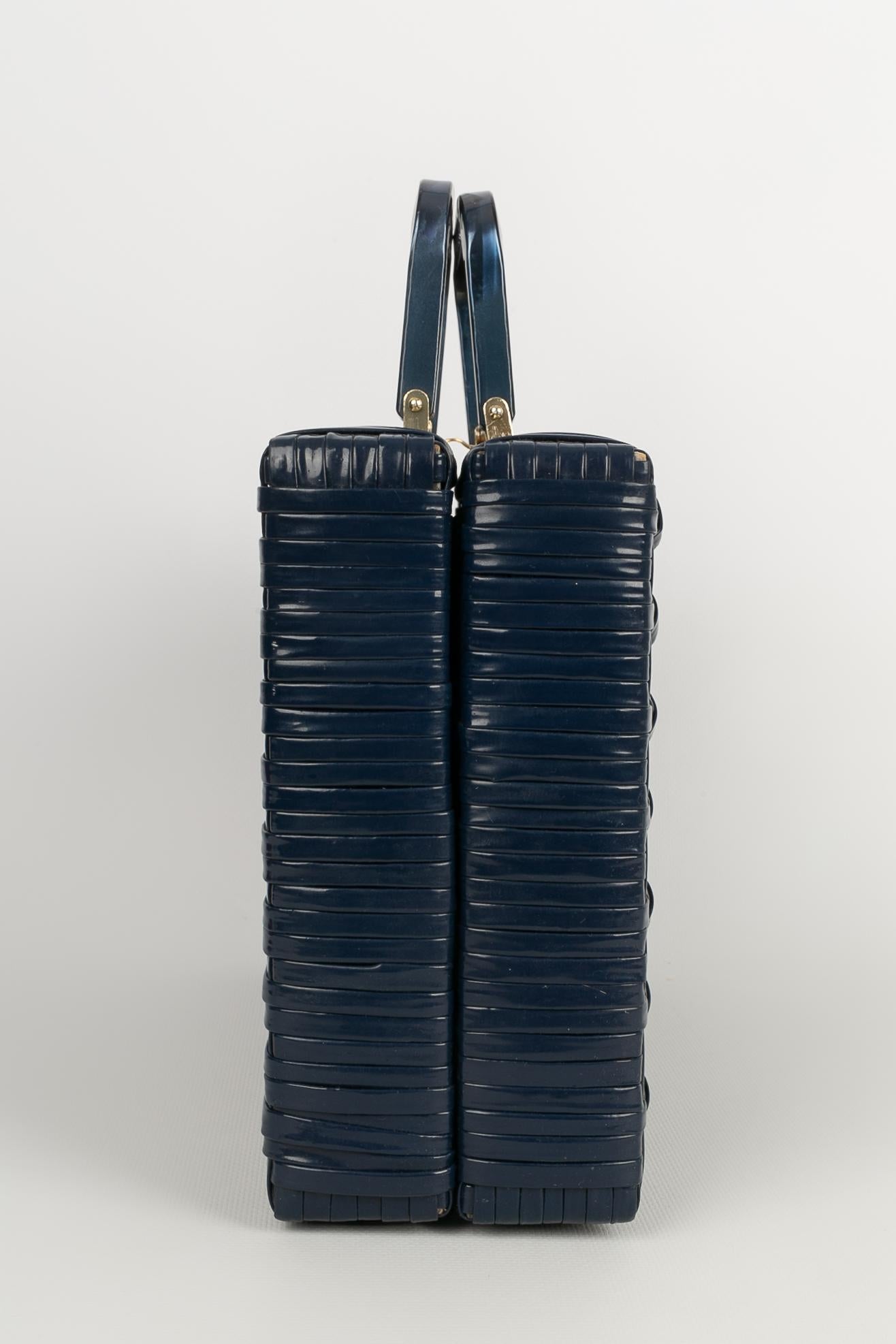 ANONYMOUS - Blue wicker bag. To note, the inside lining is a bit damaged.

Condition:
Good condition

Dimensions:
Width : 30 cm - Height : 20 - Depth : 10 cm - Handle : 26 cm

SKU:S1402