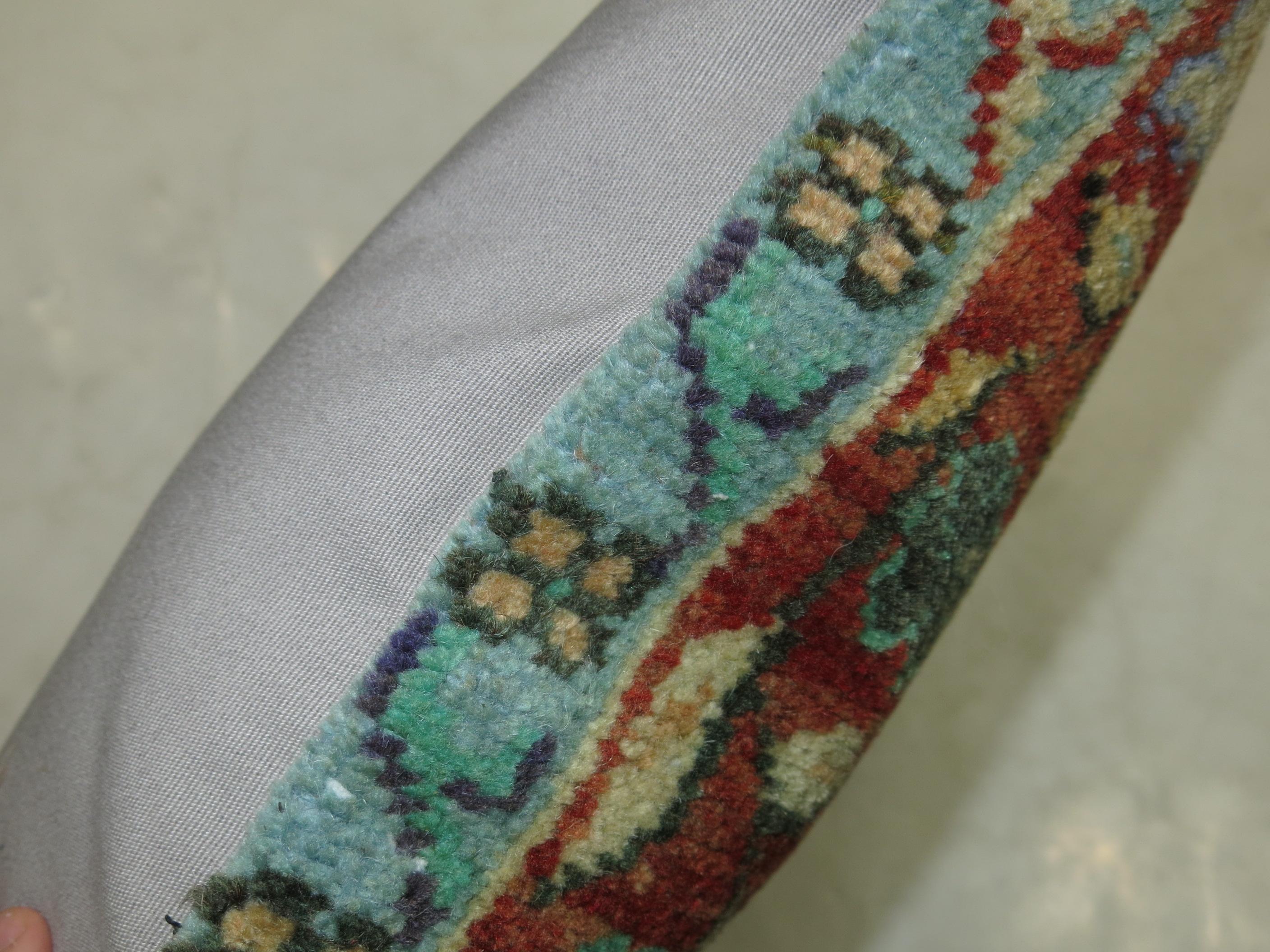 Coussin de tapis turc vintage à médaillon bleu Bon état - En vente à New York, NY