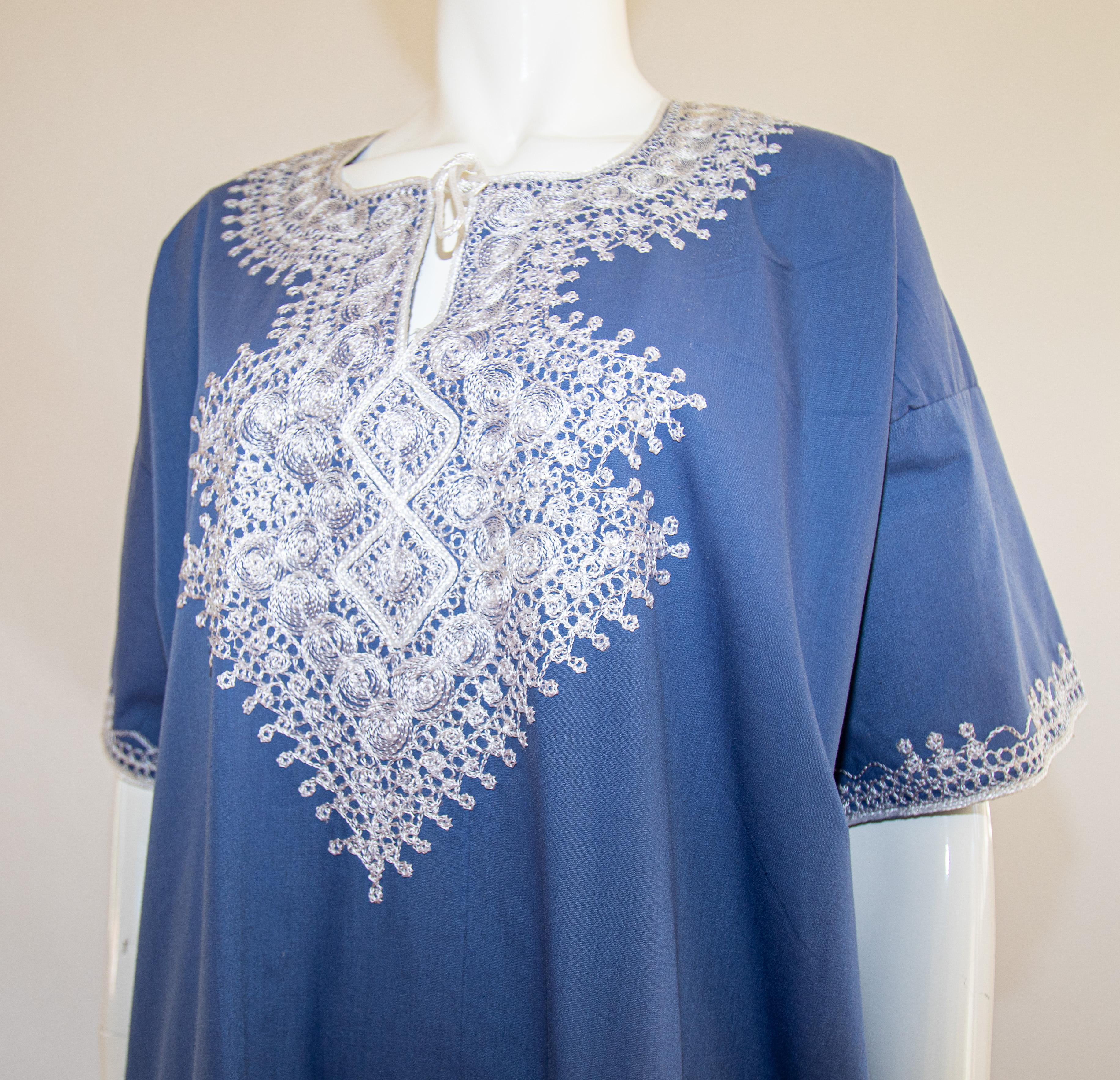Blue Vintage Moroccan Bohemian Caftan Size M For Sale 4
