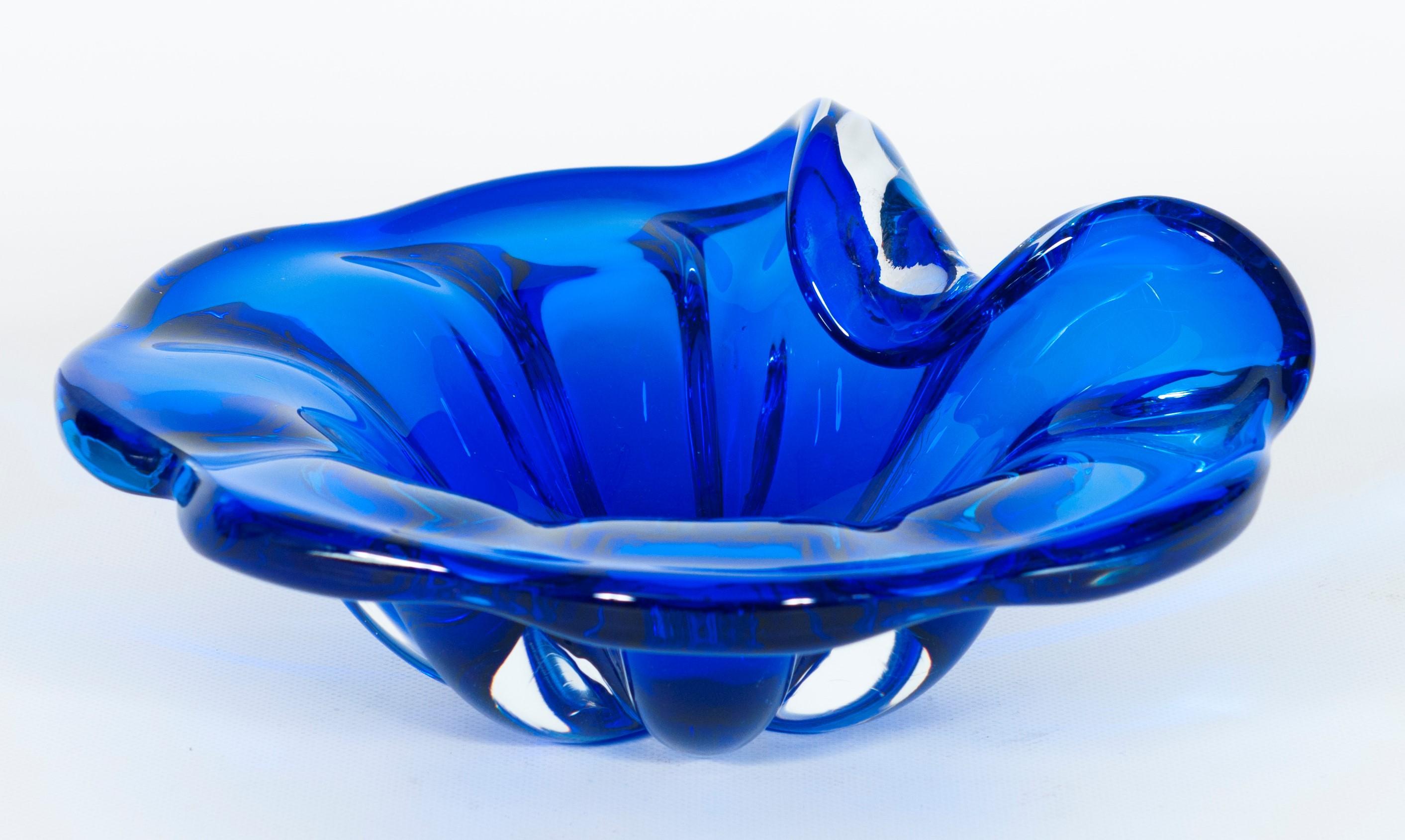 Blue vintage Murano glass centerpiece by Alberto Donà, 1980s Italy.
This superb Venetian centerpiece steals the scene, thanks to its vivid color and its delicate flower shape. This artwork was entirely handcrafted in the 1980s in the Italian island