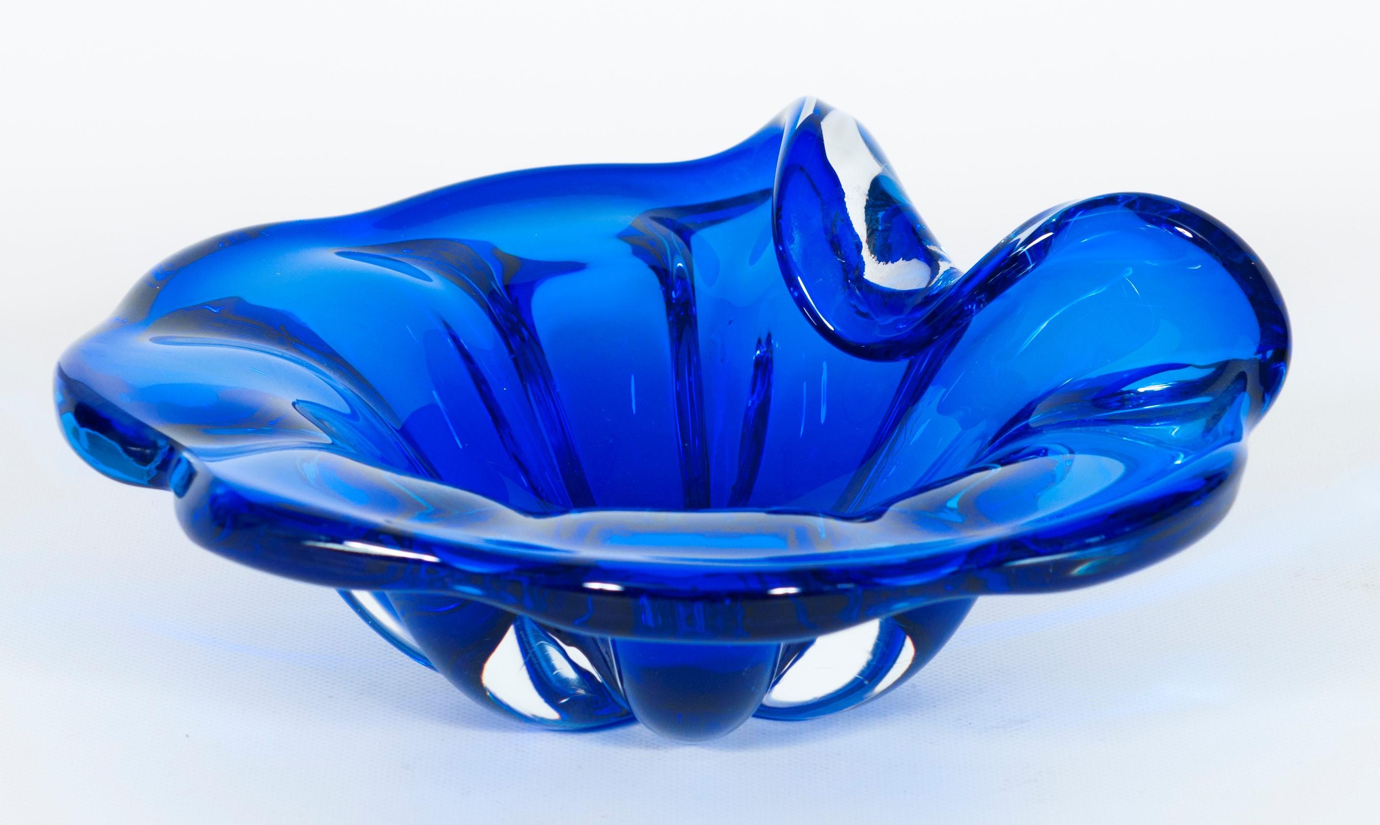 Centro de mesa vintage azul de cristal de Murano de Alberto Donà, Italia, años 80.
Este magnífico centro de mesa veneciano roba la escena, gracias a su vivo color y a su delicada forma de flor. Esta obra de arte se fabricó totalmente a mano en la