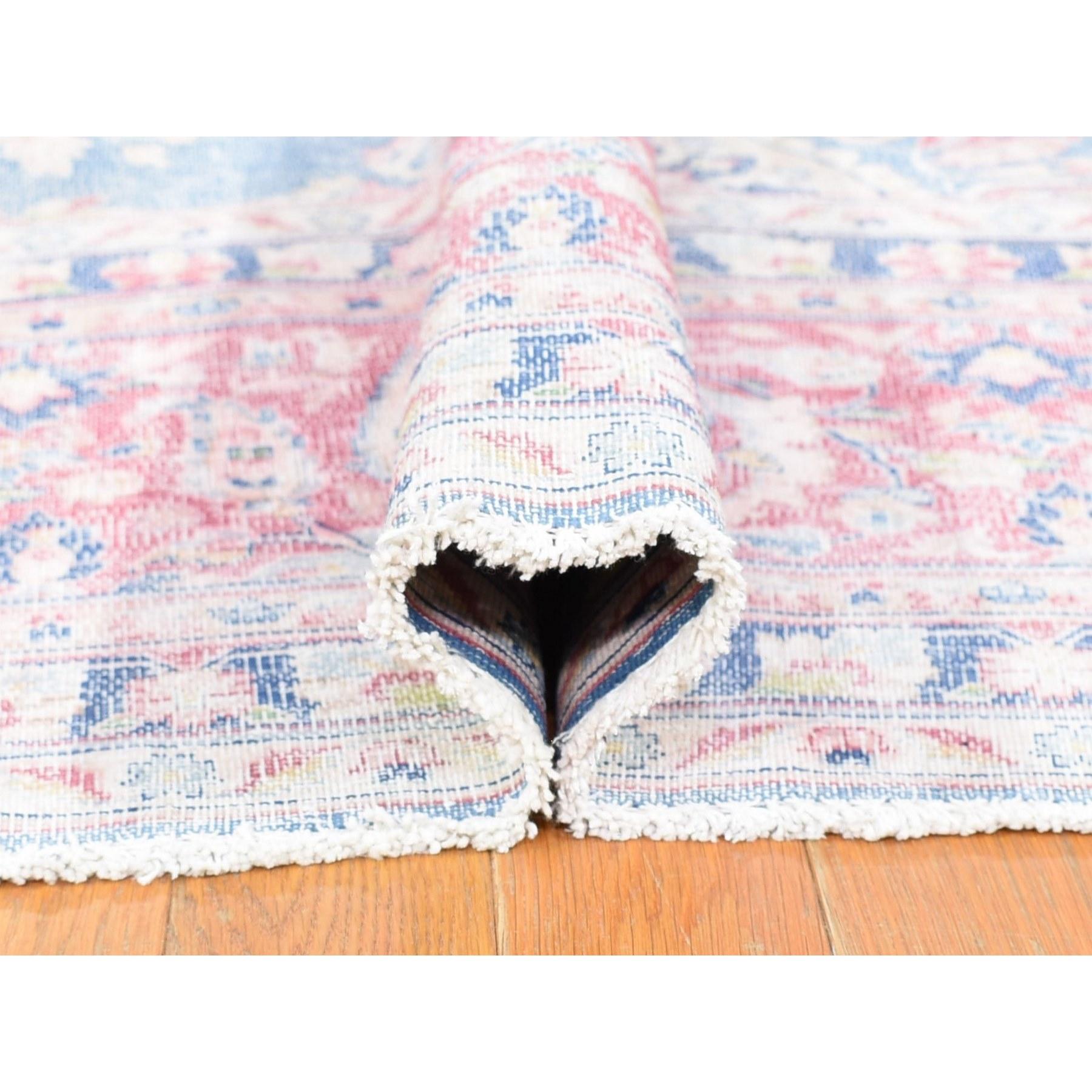 Tapis de Kerman persan bleu vintage court en laine nouée à la main, à l'aspect fin et vieilli Bon état - En vente à Carlstadt, NJ