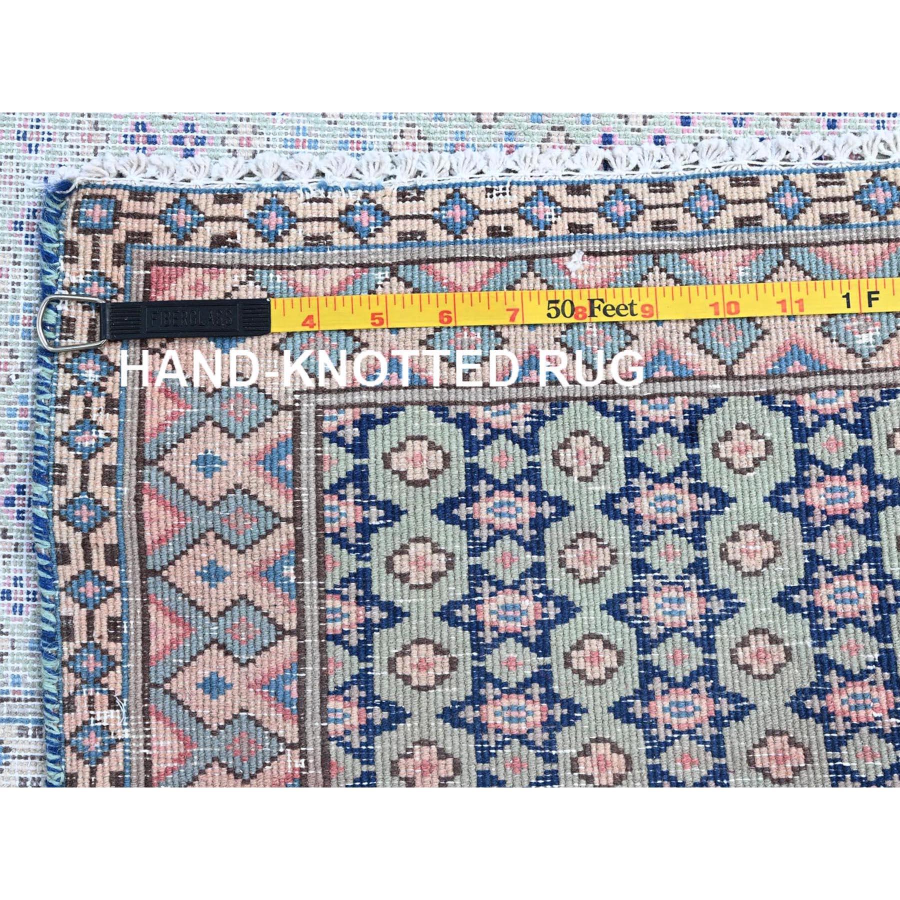 Blauer persischer Kerman Erased Medaillon-Teppich aus getragener Wolle, handgeknüpft im Angebot 5