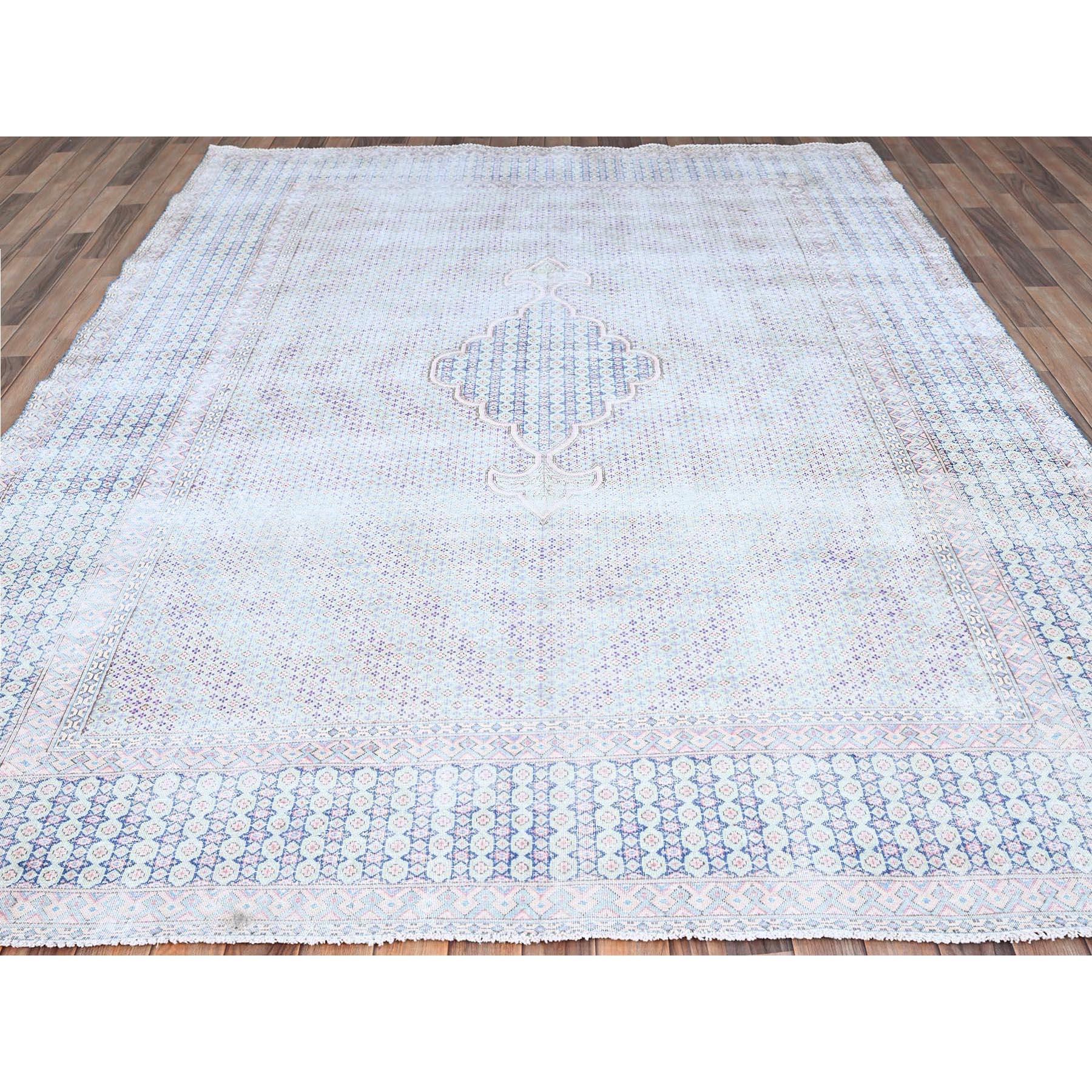 Blauer persischer Kerman Erased Medaillon-Teppich aus getragener Wolle, handgeknüpft (Kirman) im Angebot