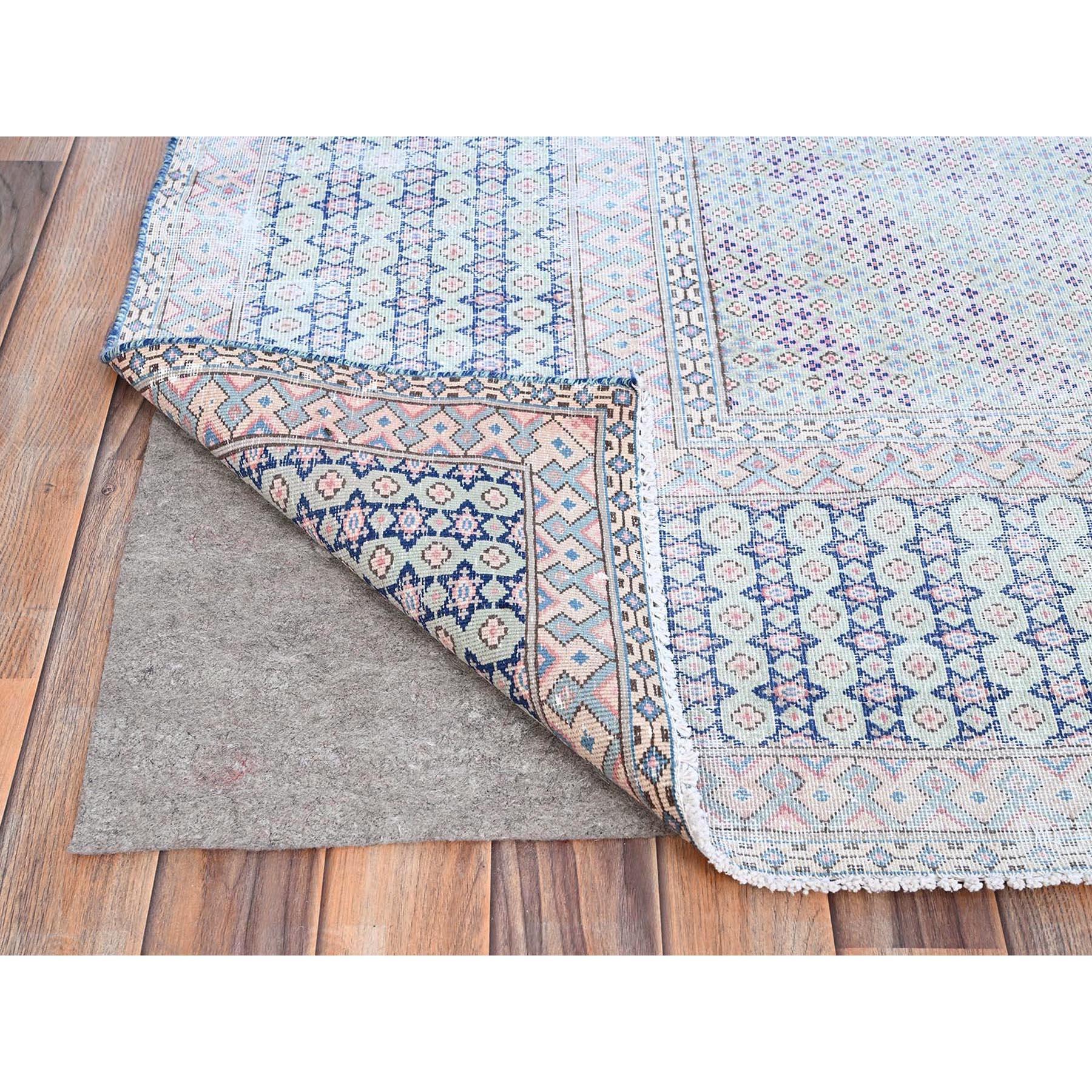 Blauer persischer Kerman Erased Medaillon-Teppich aus getragener Wolle, handgeknüpft (Handgeknüpft) im Angebot